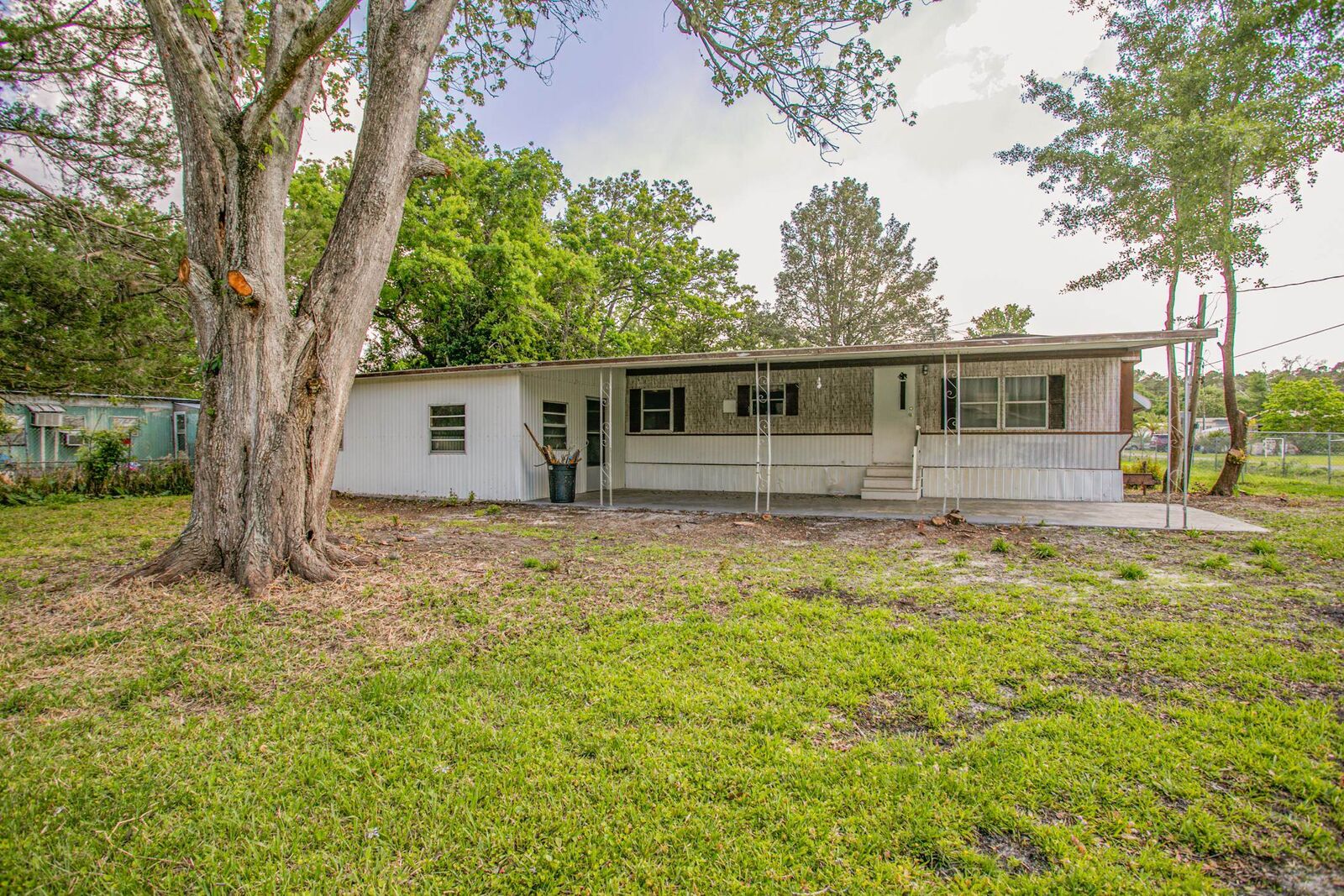 Property Photo: 206 Pine Tree Trl FL 32112