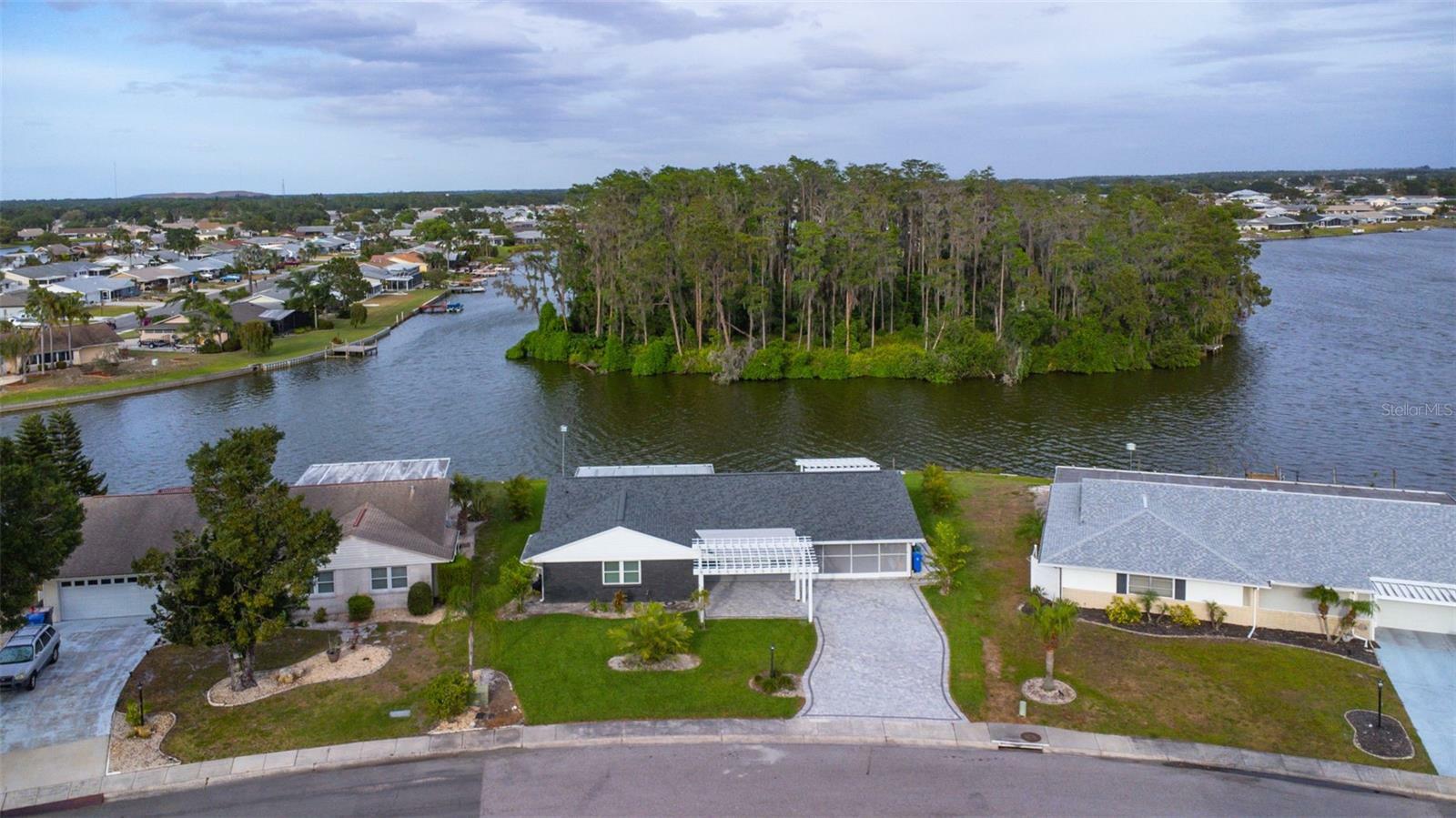 Property Photo:  1417 Seton Hall Drive  FL 33573 