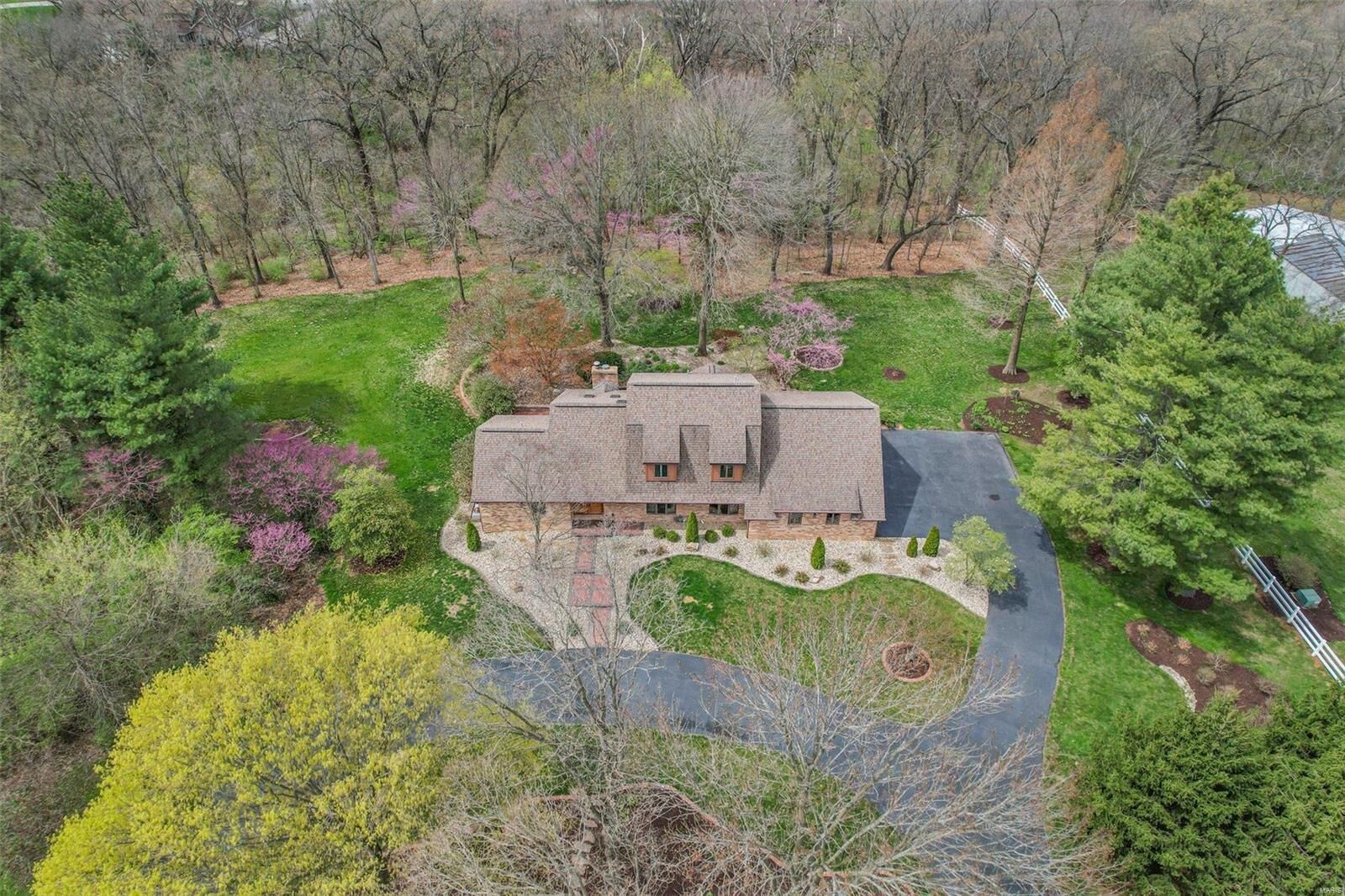 Property Photo: 19 Lindenwood Drive IL 62234