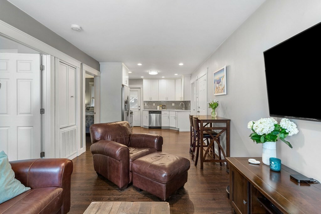 Property Photo:  182 W 9th Street Apt 1  MA 02127 