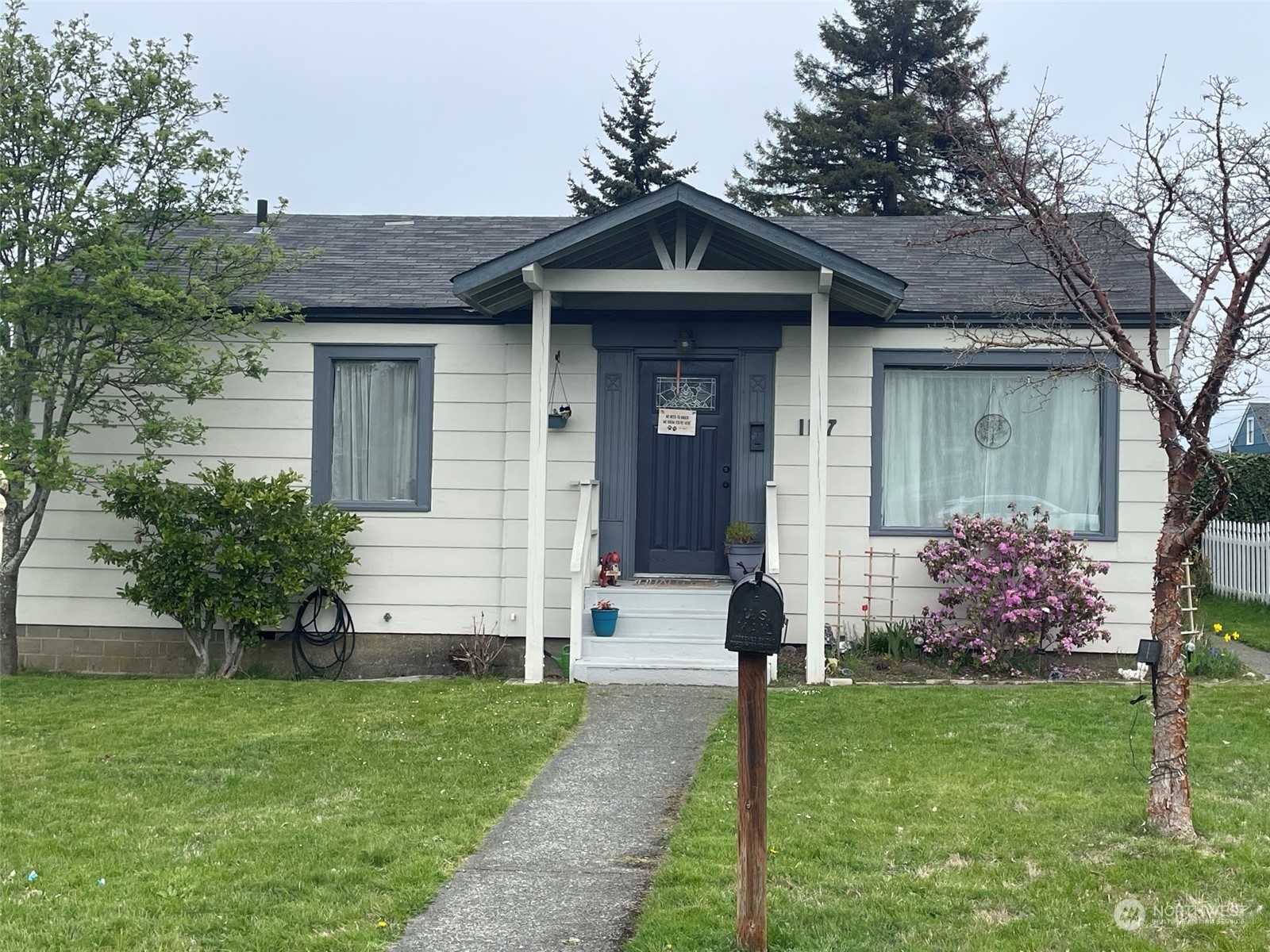 Property Photo:  1117 E 4th Street  WA 98362 