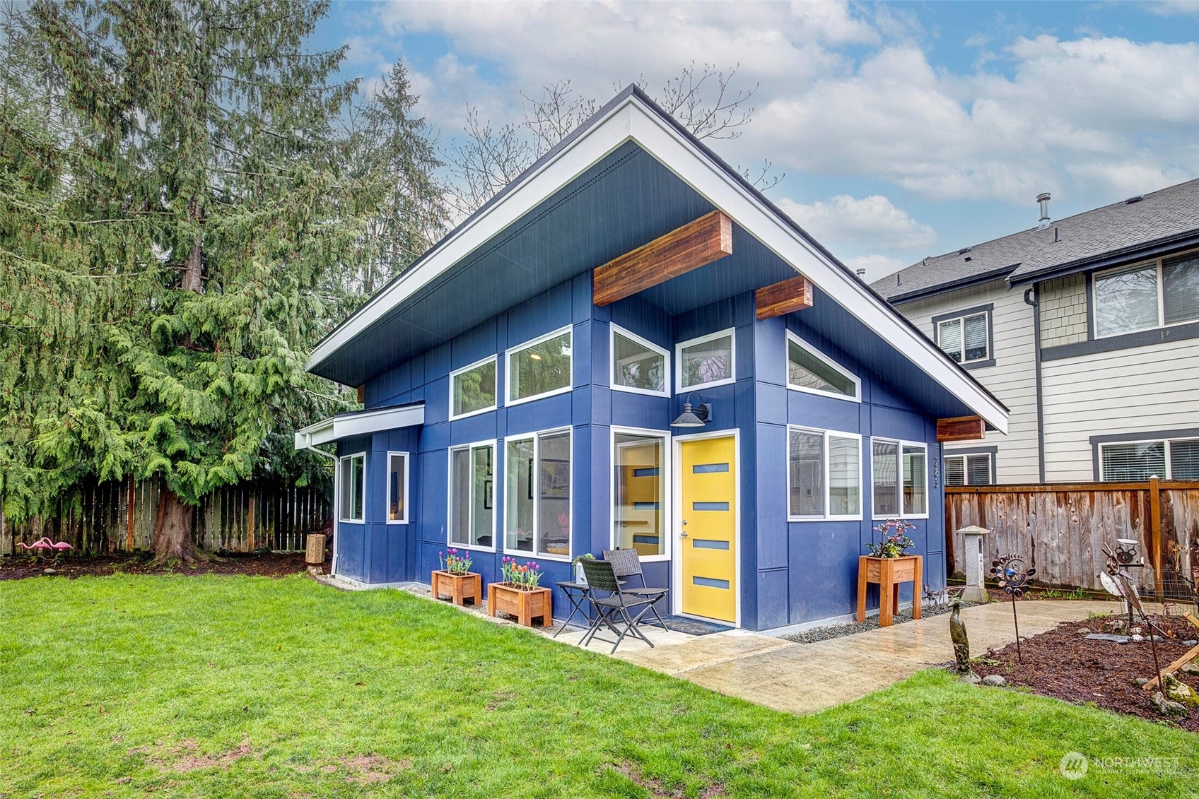 Property Photo:  285 SE Bush Street  WA 98027 