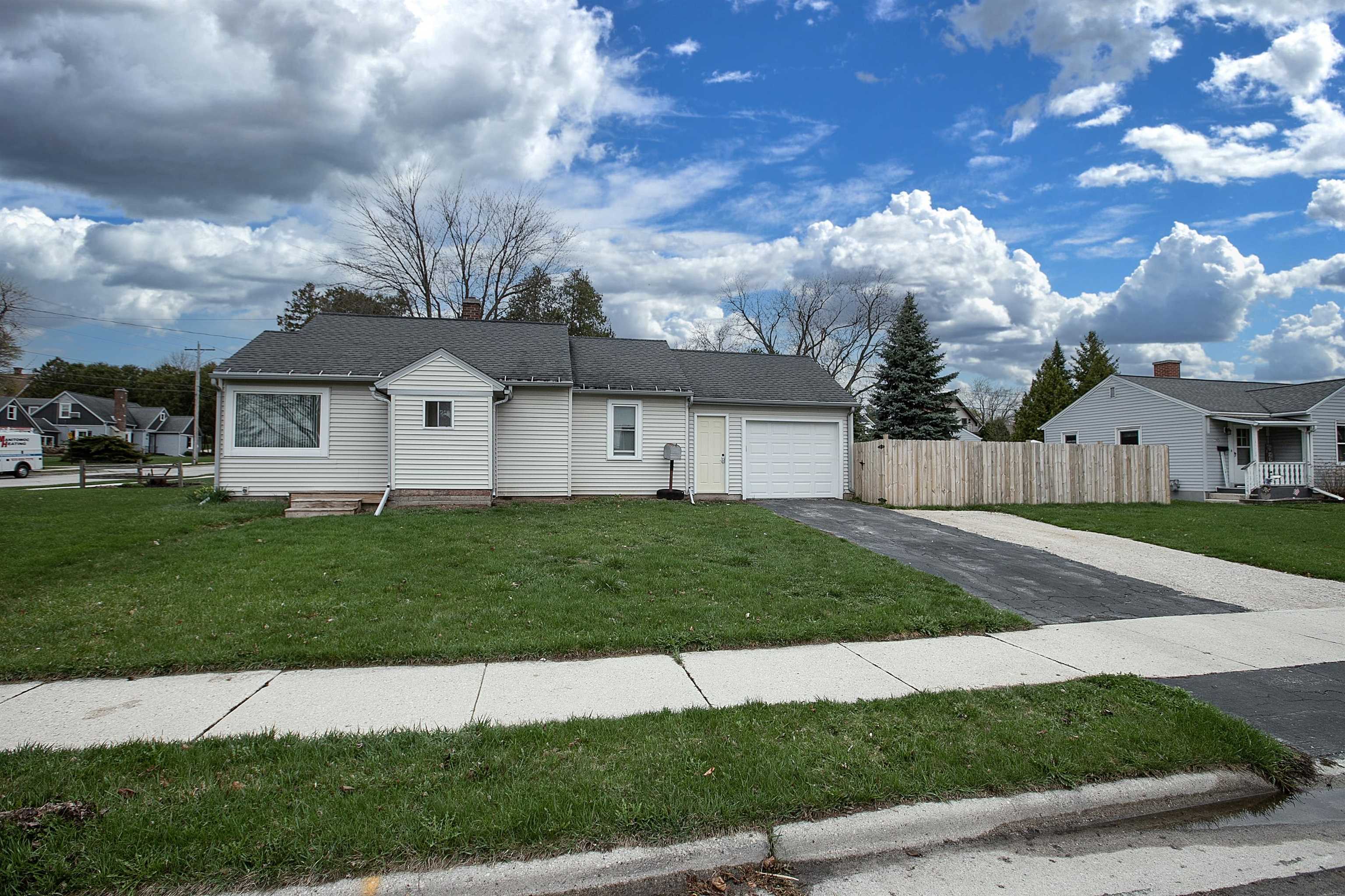 Property Photo:  2201 Van Buren Street  WI 53061-1122 