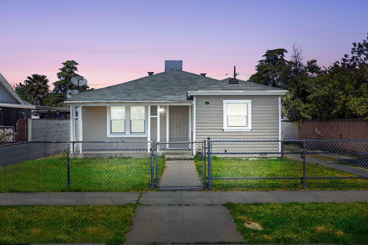 Property Photo:  1405 E Terrace Avenue  CA 93704 