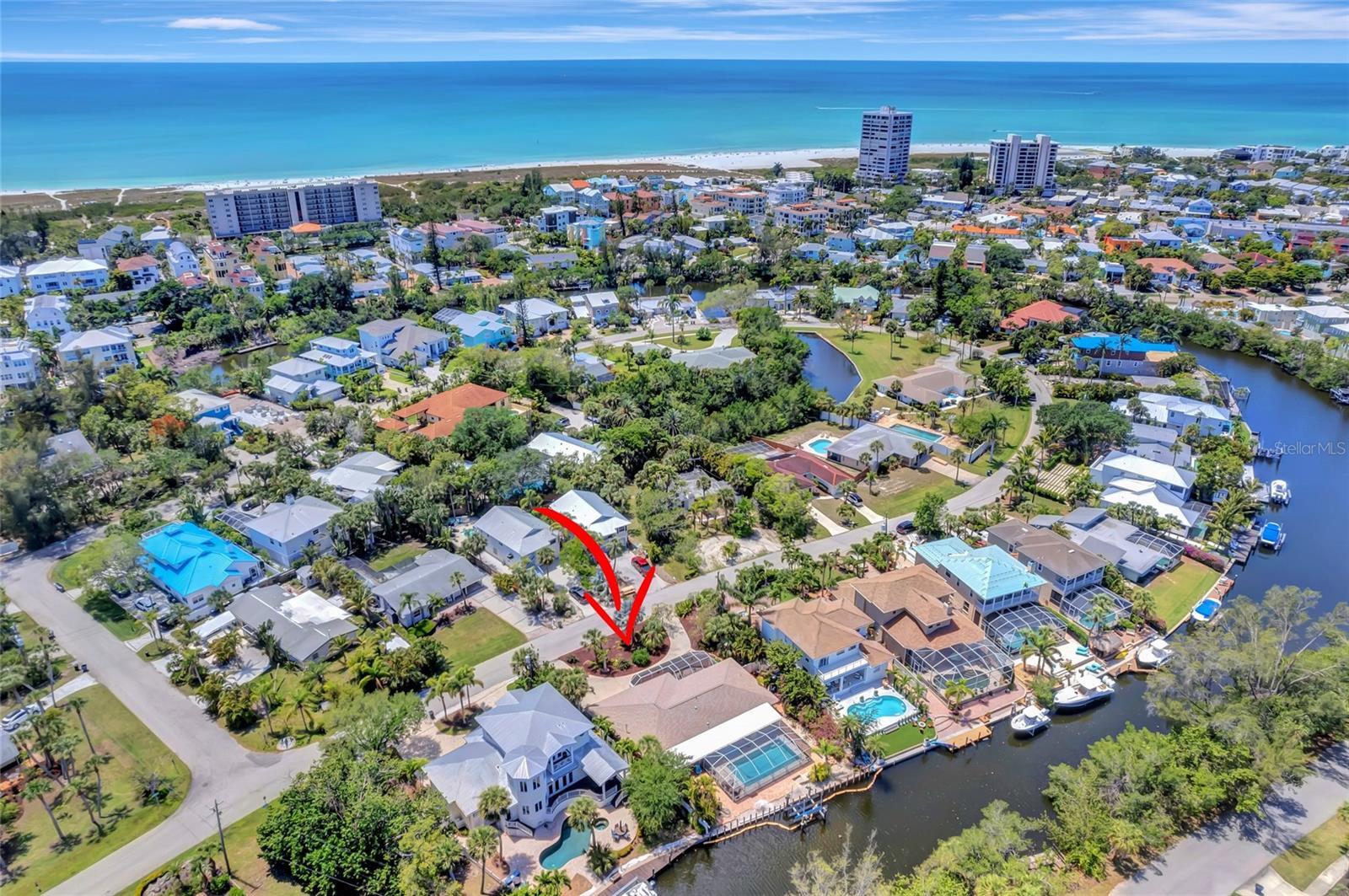 Property Photo: 208 Island Circle FL 34242