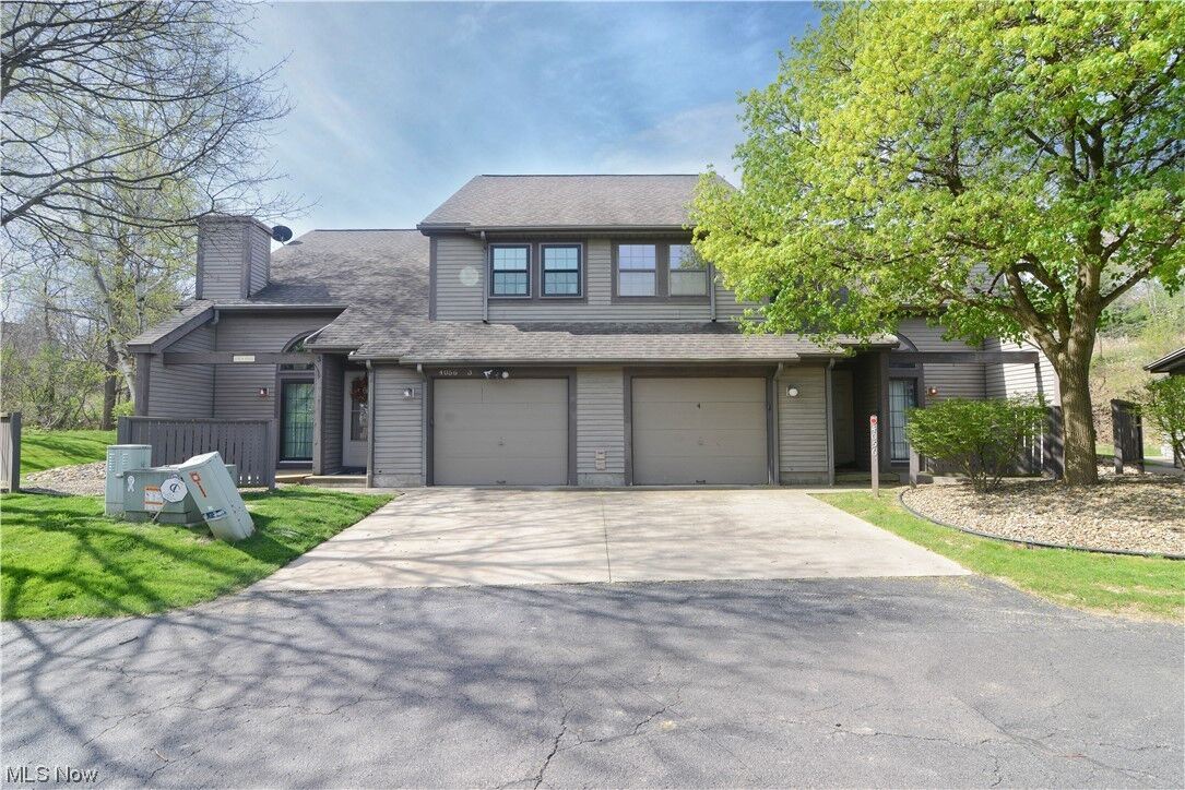 Property Photo: 4056 Saint Andrews Court 3 OH 44406