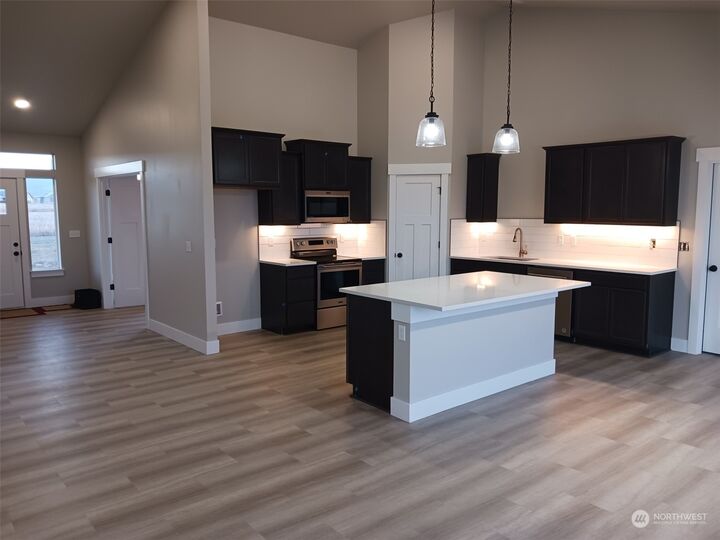 Property Photo:  102 Memphis Road  WA 98926 