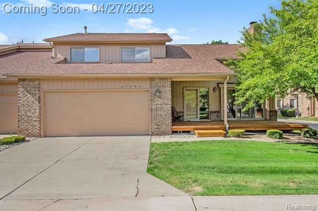 Property Photo: 37484 N Laurel Park Drive MI 48152