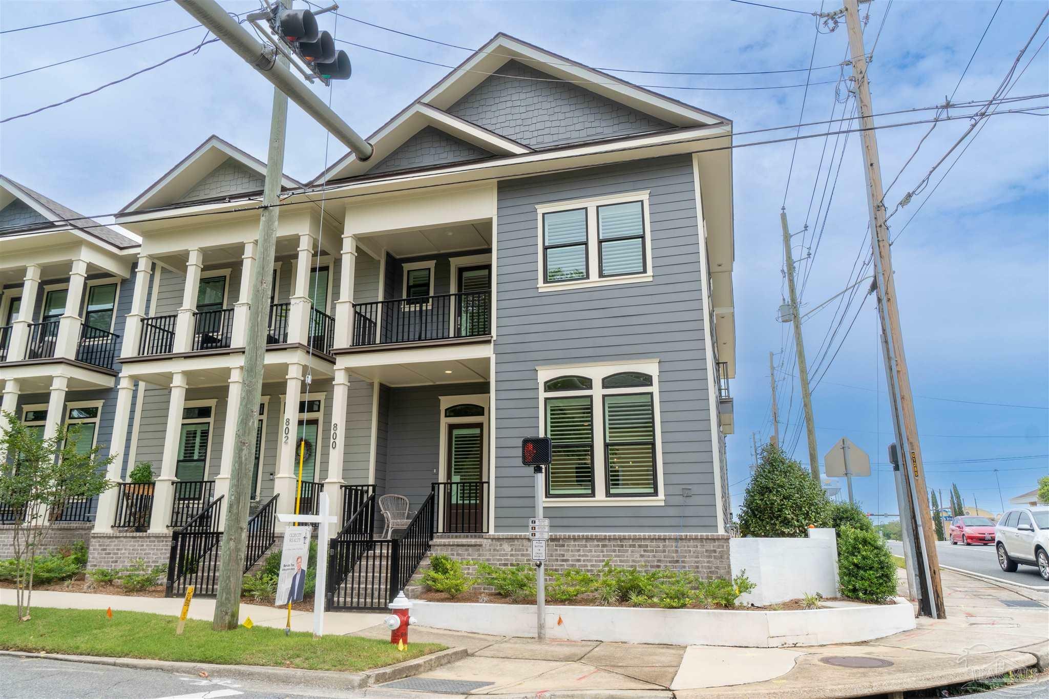 Property Photo:  800 N Baylen St  FL 32501 