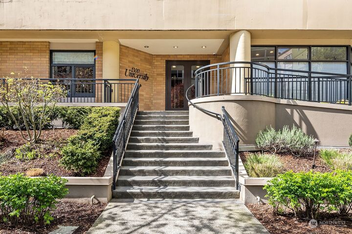 Property Photo: 1300 University Street 6E WA 98101