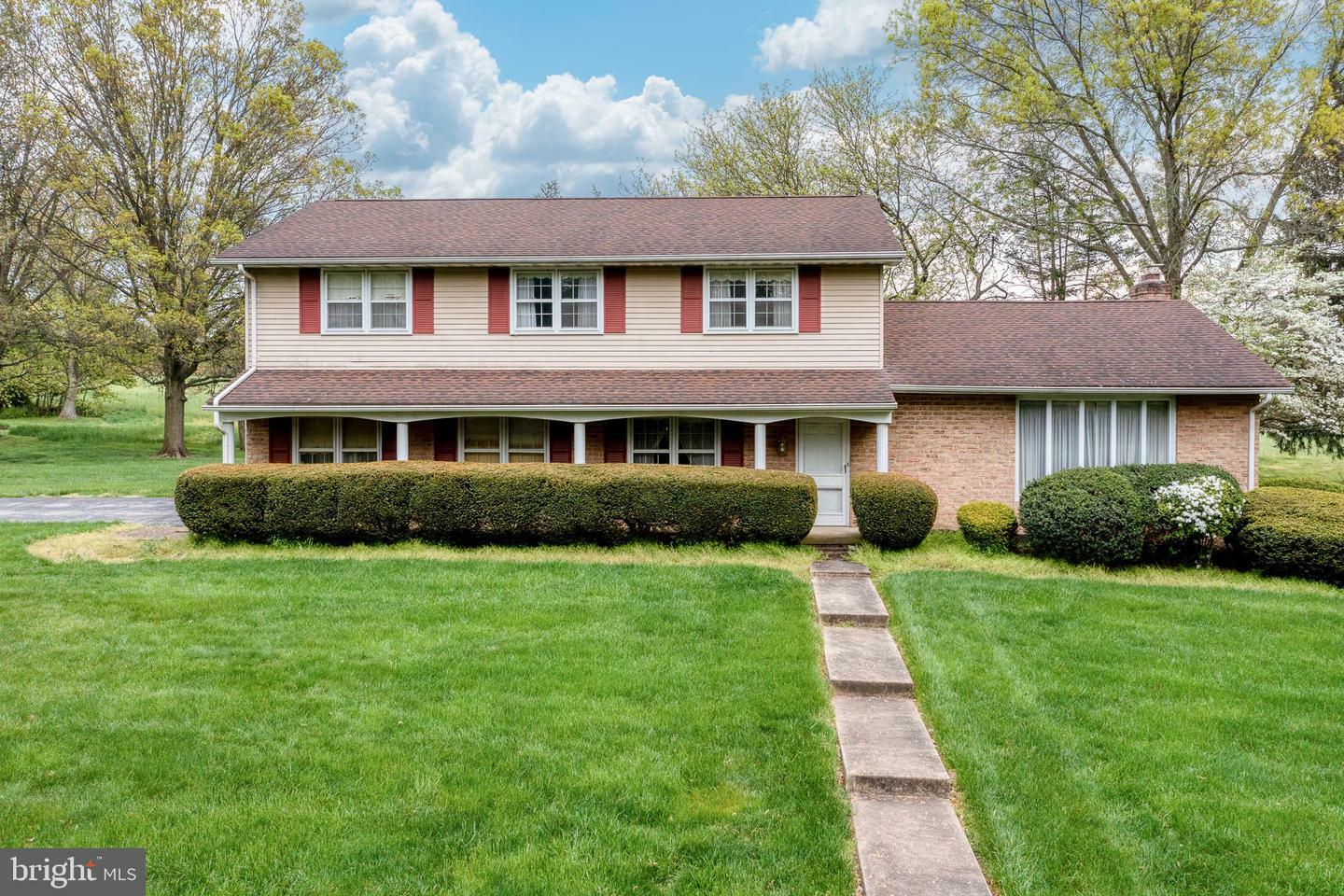 Property Photo:  2423 Hepplewhite Drive  PA 17404 