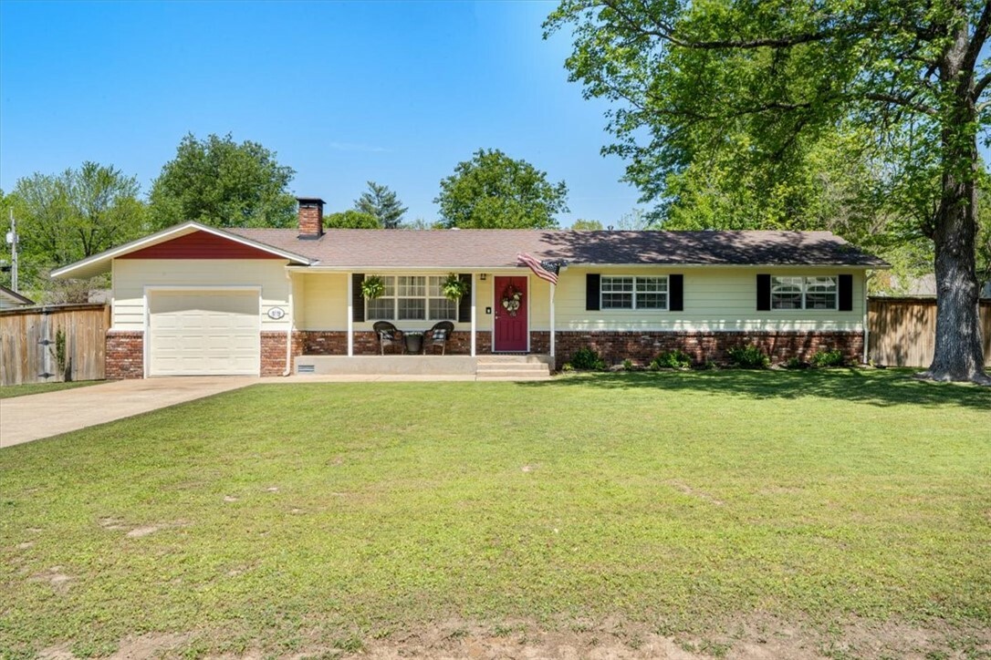 Property Photo:  319 W Hannibal Street  AR 72761 