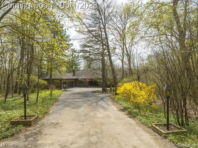 Property Photo:  140 Canterbury Road  MI 48304 