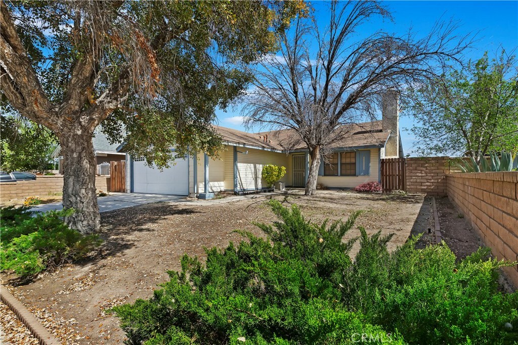 Property Photo:  2735 Jojoba  CA 93550 