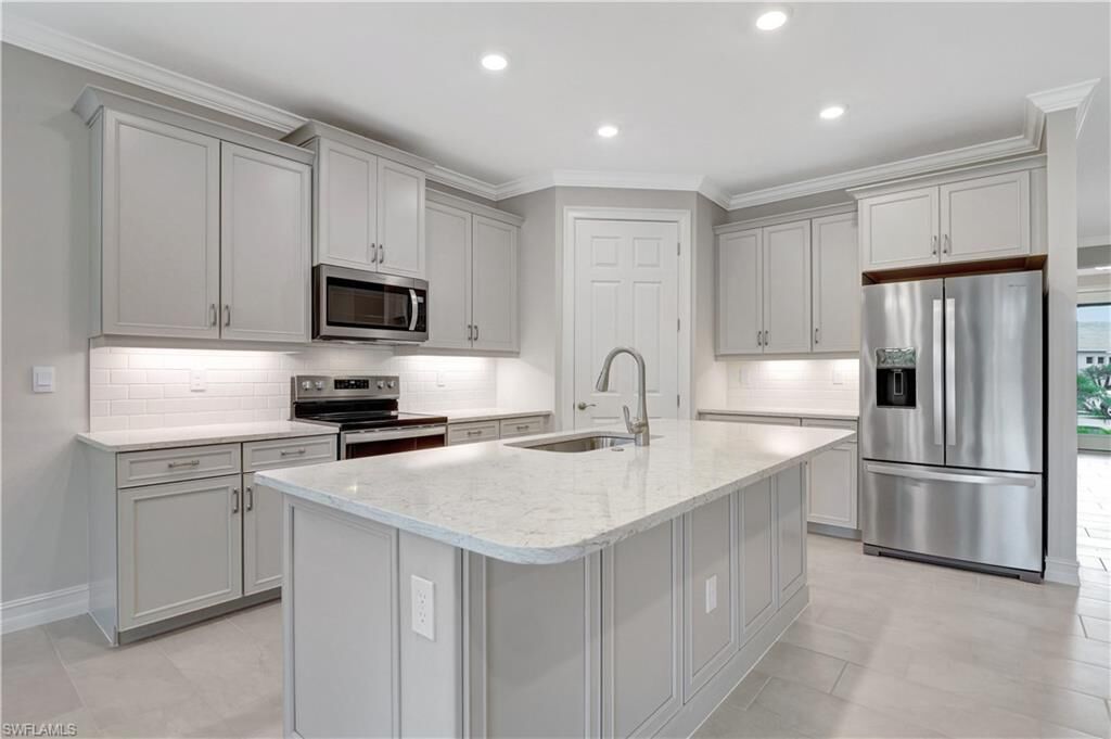 Property Photo: 335 Tamarindo Ln FL 34114
