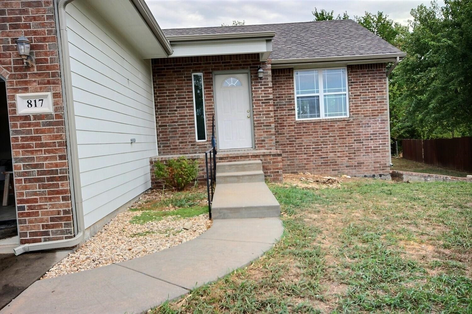 Property Photo: 817 E Hedgewood St KS 67002