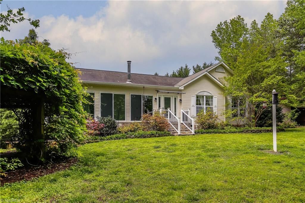 Property Photo: 4318 Comanche Trail NC 27406