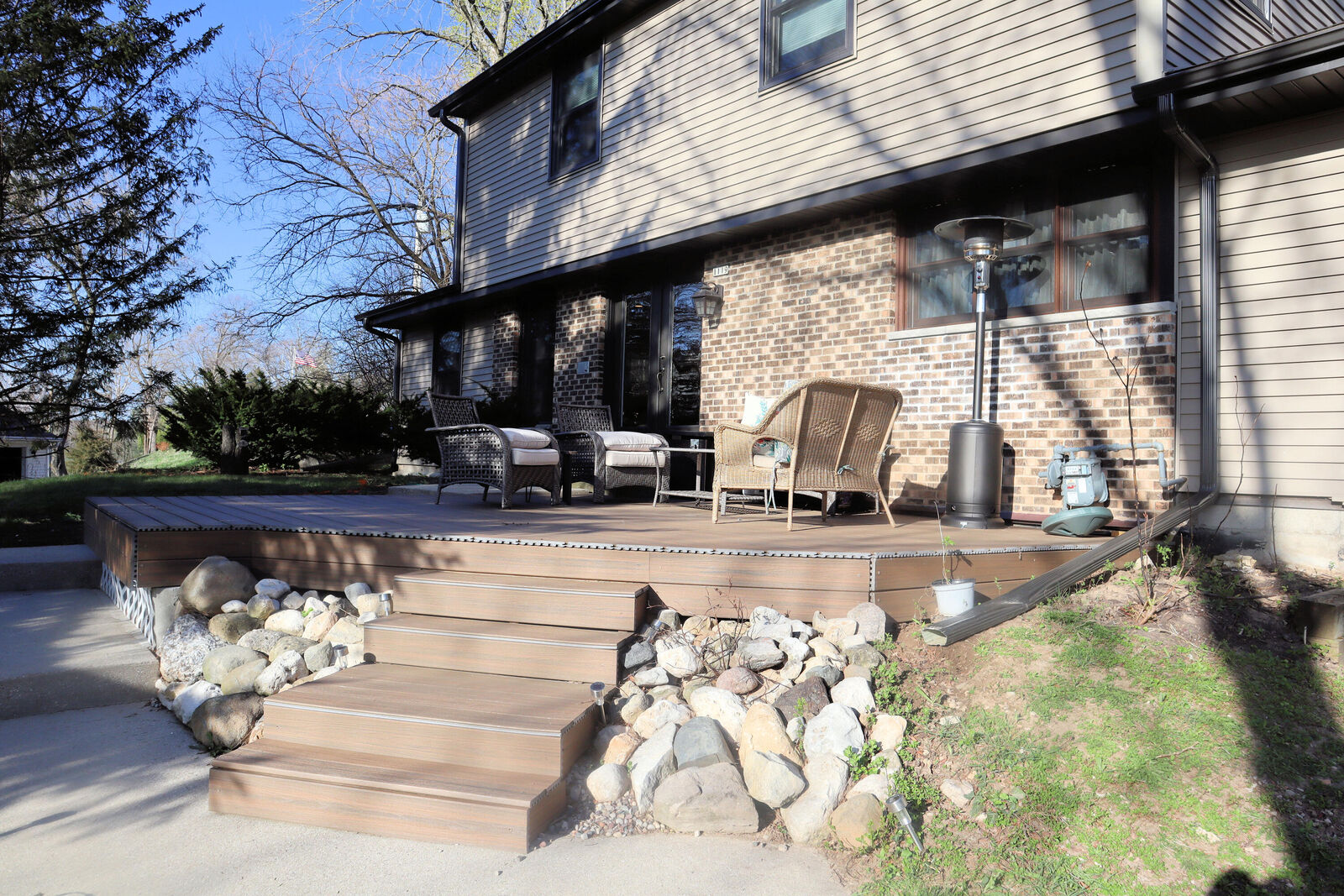 Property Photo:  1119 Riverview Ct  WI 53024 