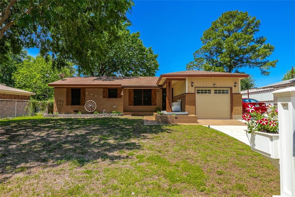 Property Photo:  1017 Valentine Street  TX 76053 