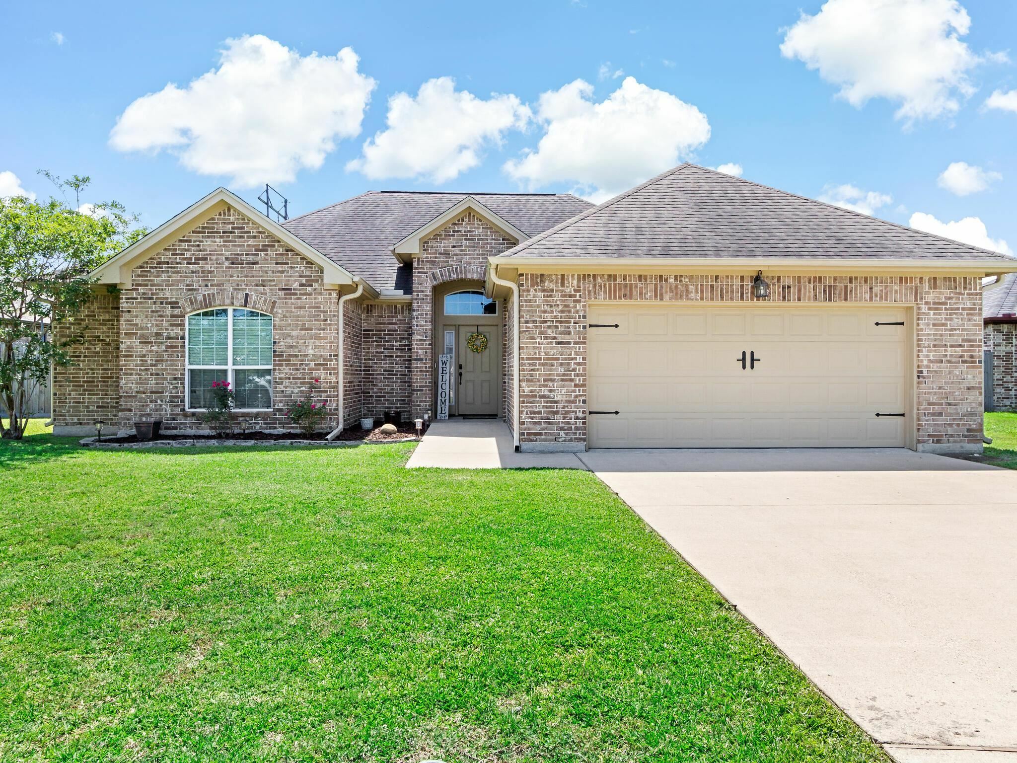 Property Photo:  902 Cypresswood  TX 77630 