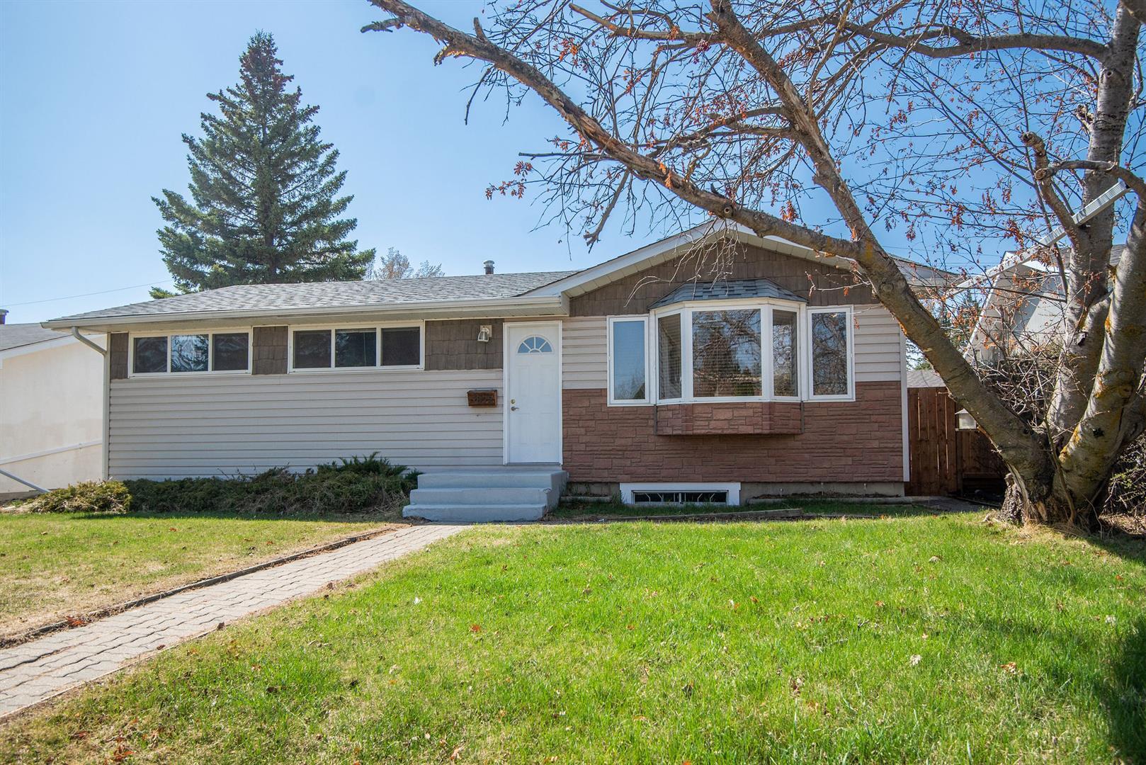Property Photo: 5872 West Park Crescent AB T4N 1E8