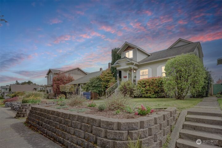 Property Photo:  1709 Rainier Avenue  WA 98201 