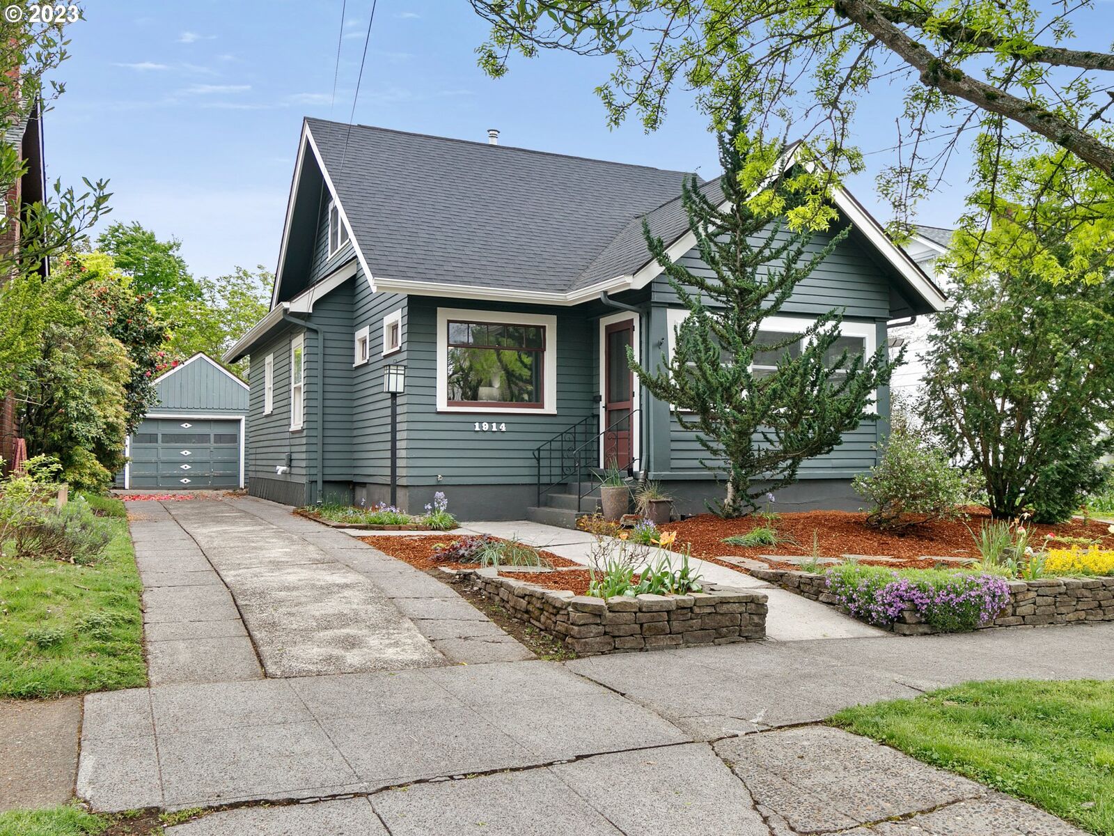 Property Photo:  1914 NE 56th Ave  OR 97213 