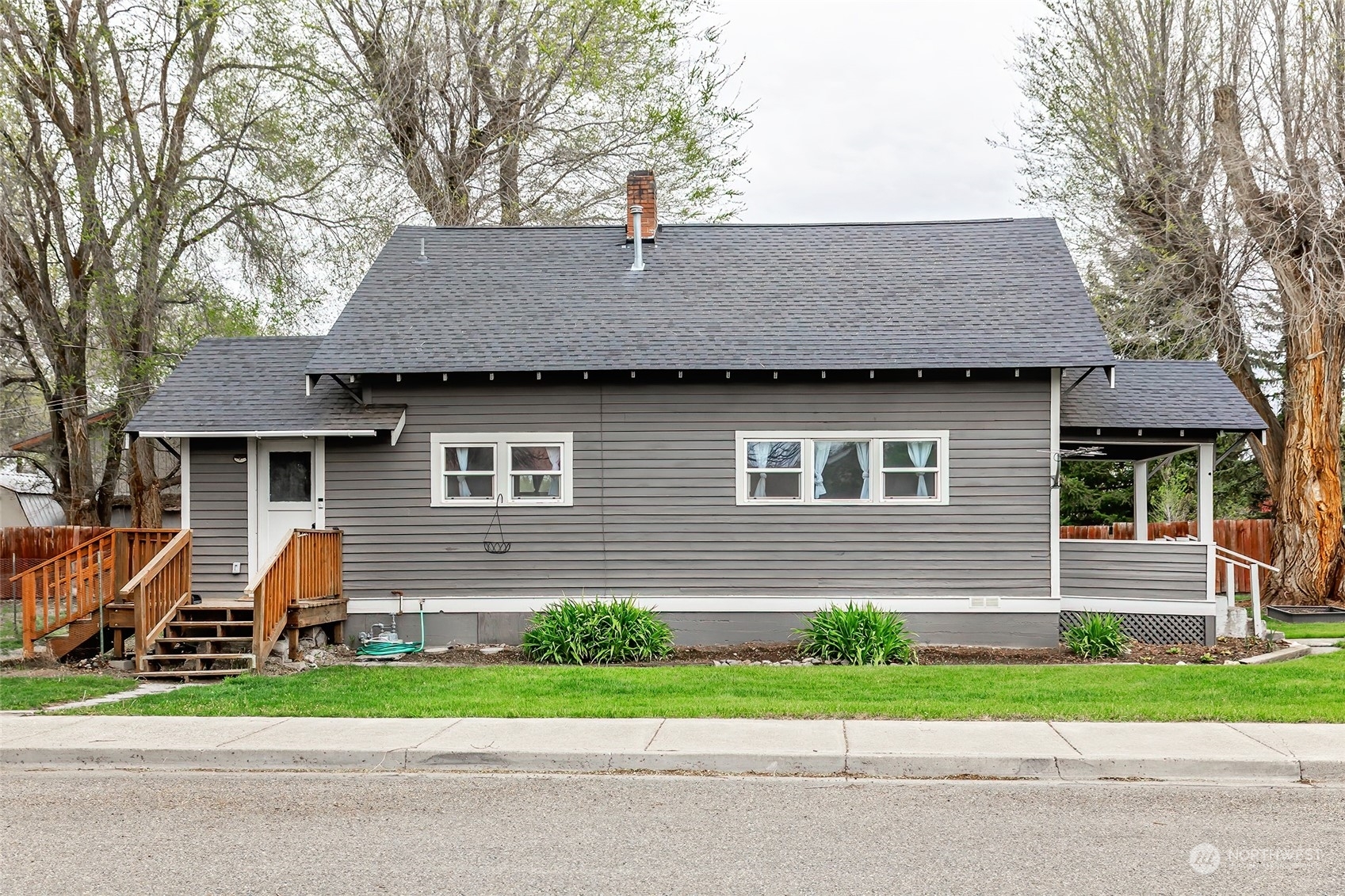 Property Photo:  301 N Lincoln Street  WA 98926 