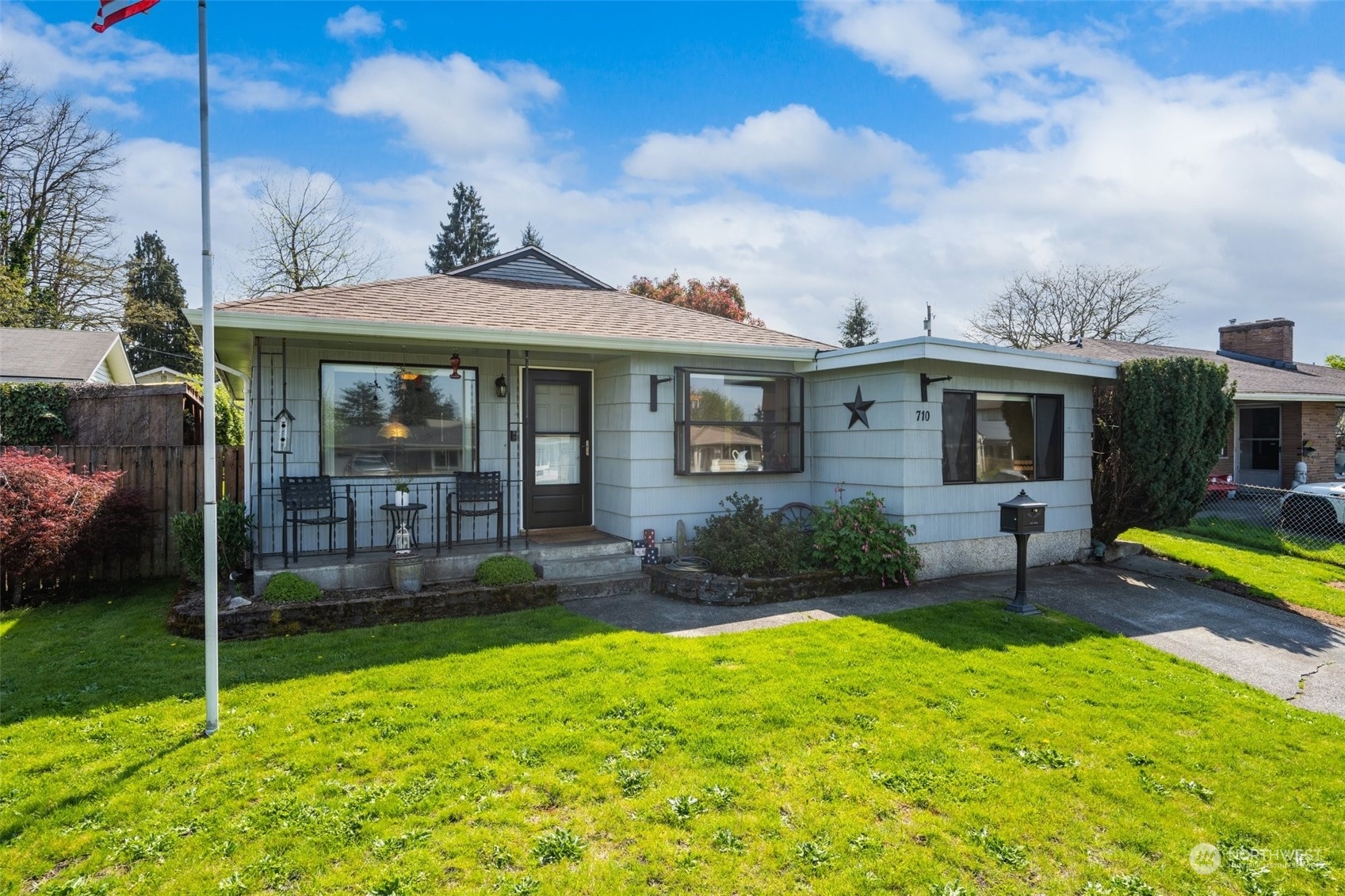 Property Photo:  710 6th Street SE  WA 98002 