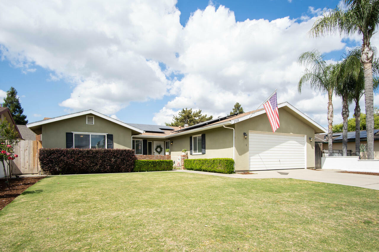 Property Photo:  2948 W Country Court  CA 93277 