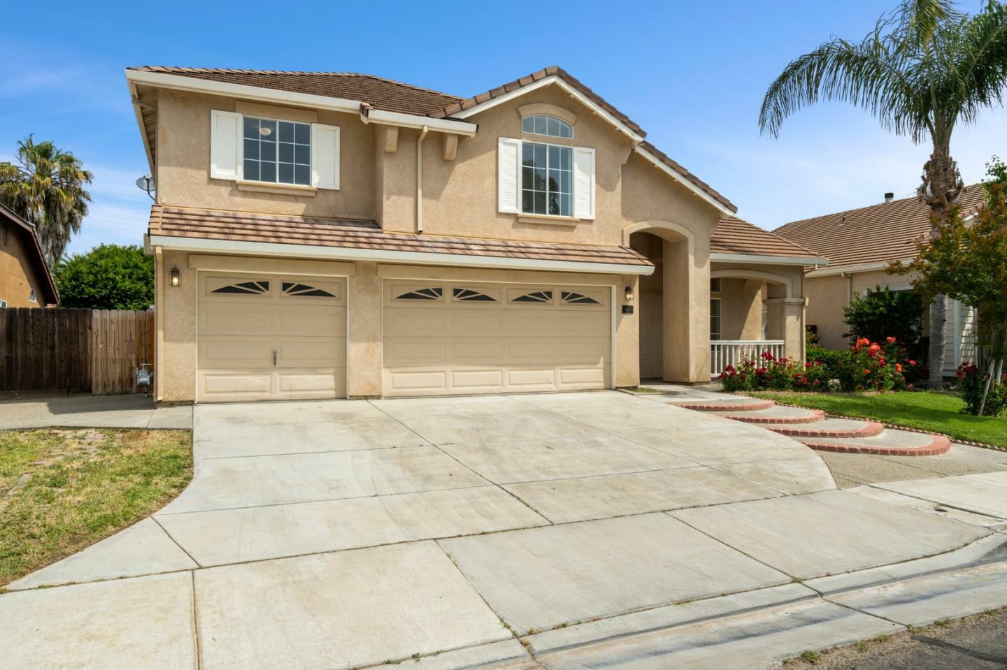 Property Photo: 1020 Sandra Street CA 93635