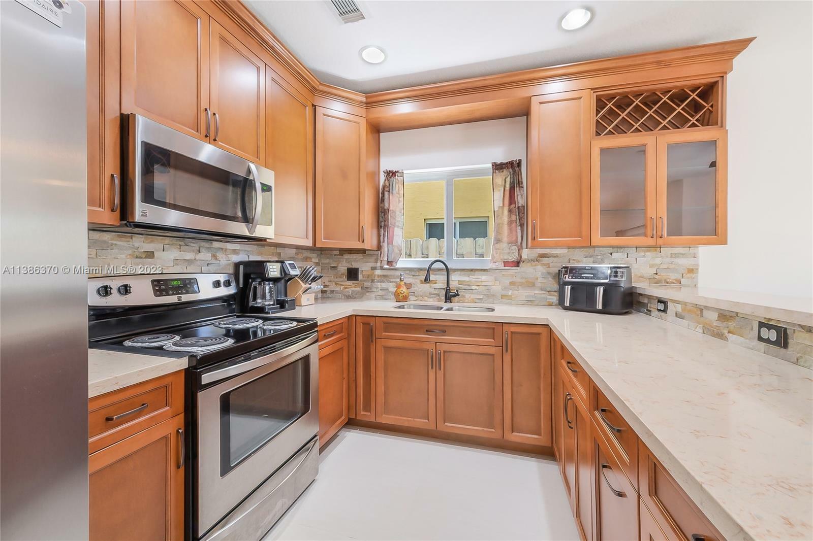 Property Photo:  1175 NE 41st Ave 1175  FL 33033 