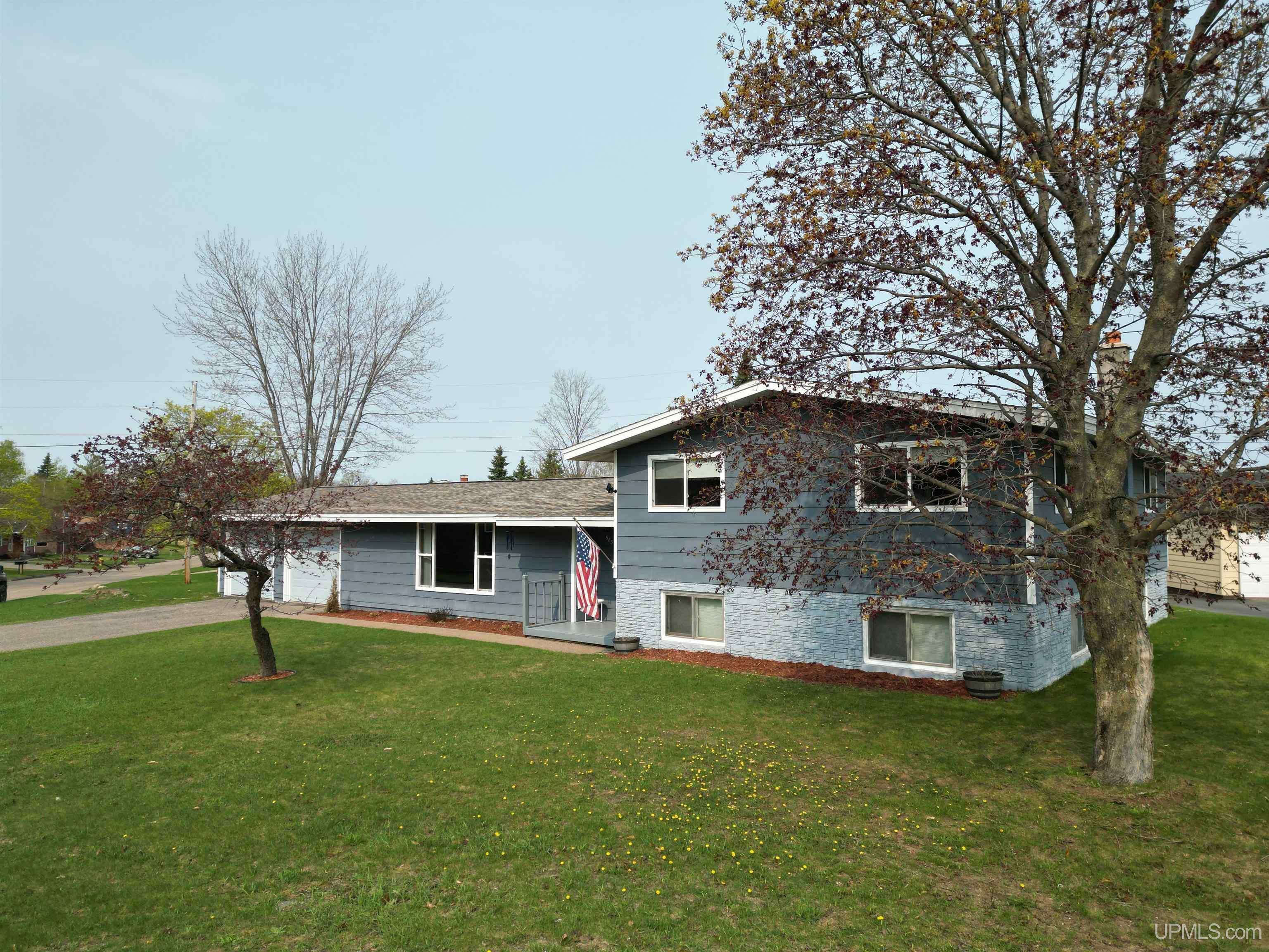 Property Photo:  985 Wabash  MI 49849 