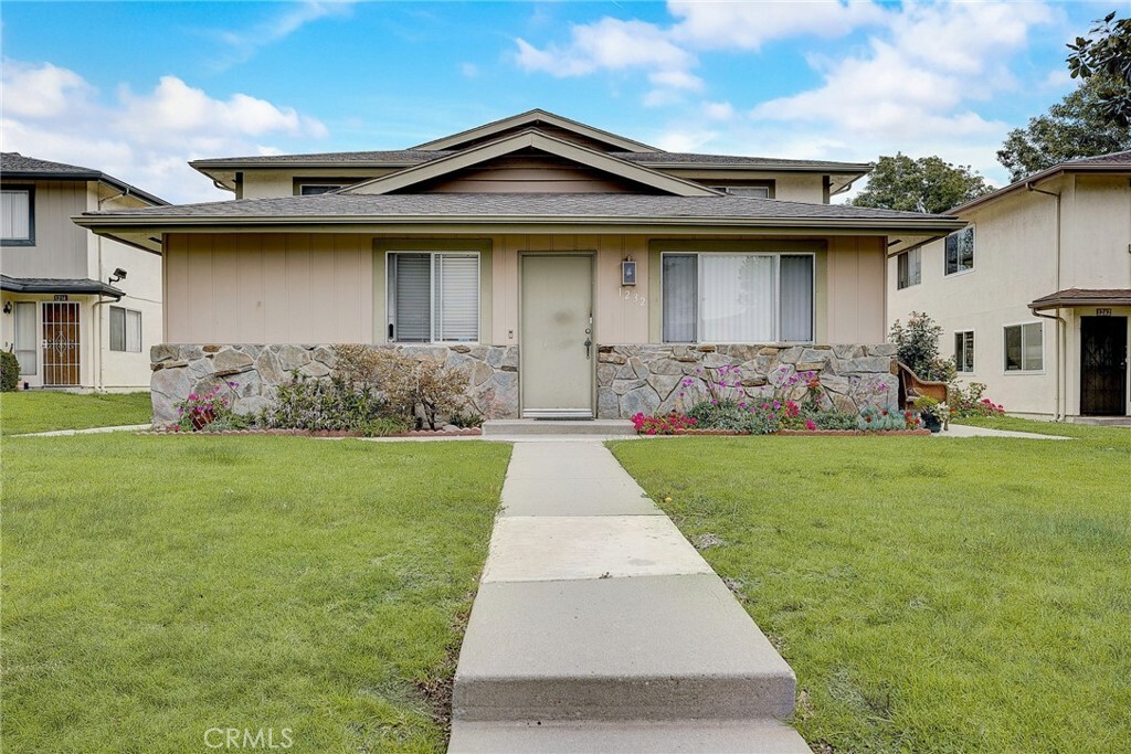 Property Photo:  1236 Carlsbad Place 4  CA 93003 