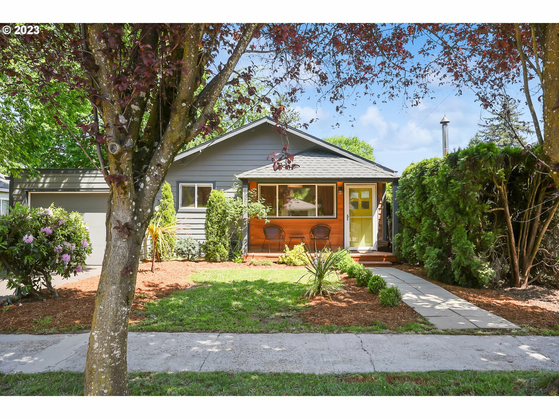 Property Photo:  11322 SE 33rd Ave  OR 97222 