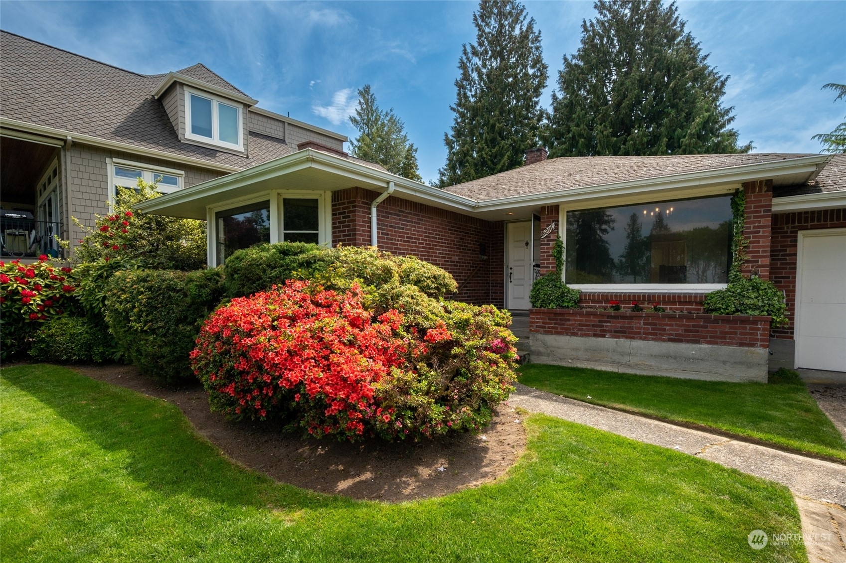 Property Photo:  8216 Fairway Drive NE  WA 98115 