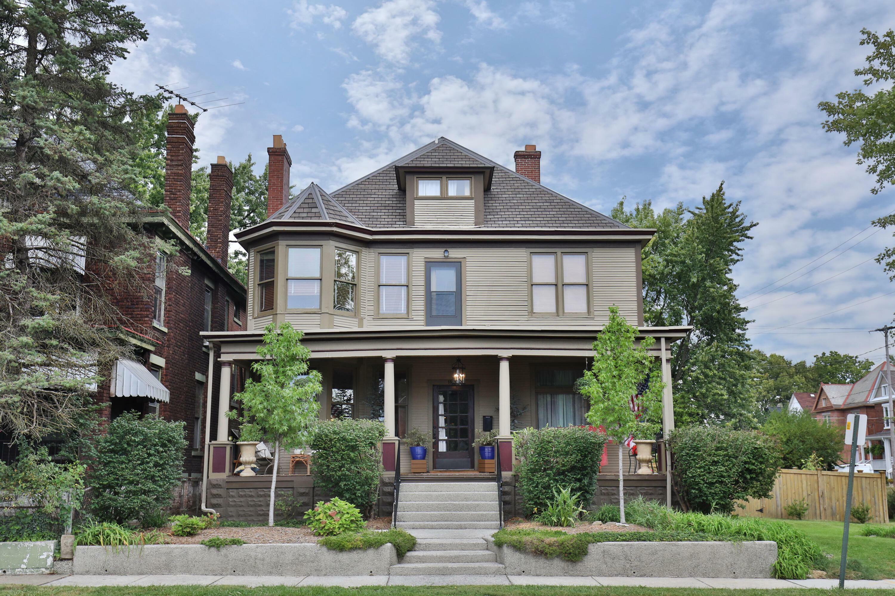 Property Photo: 1530 Bryden Road OH 43205