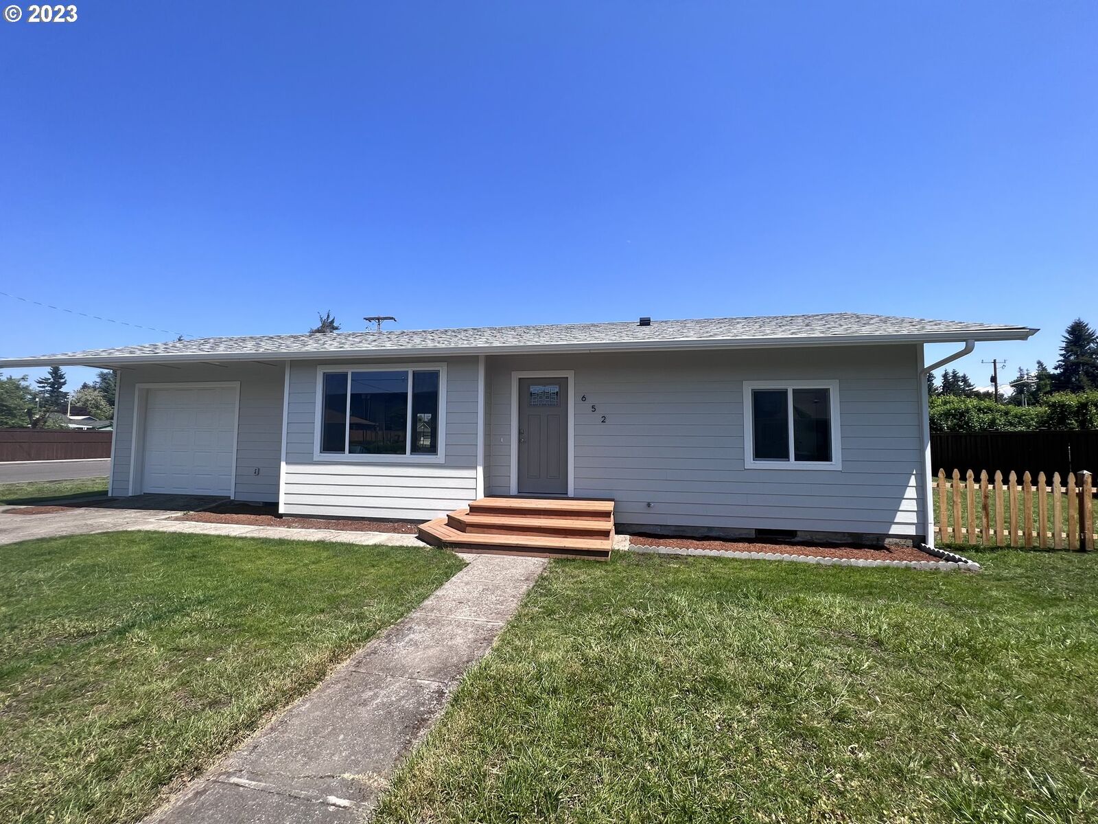 Property Photo:  652 N Evergreen Ave  OR 97383 