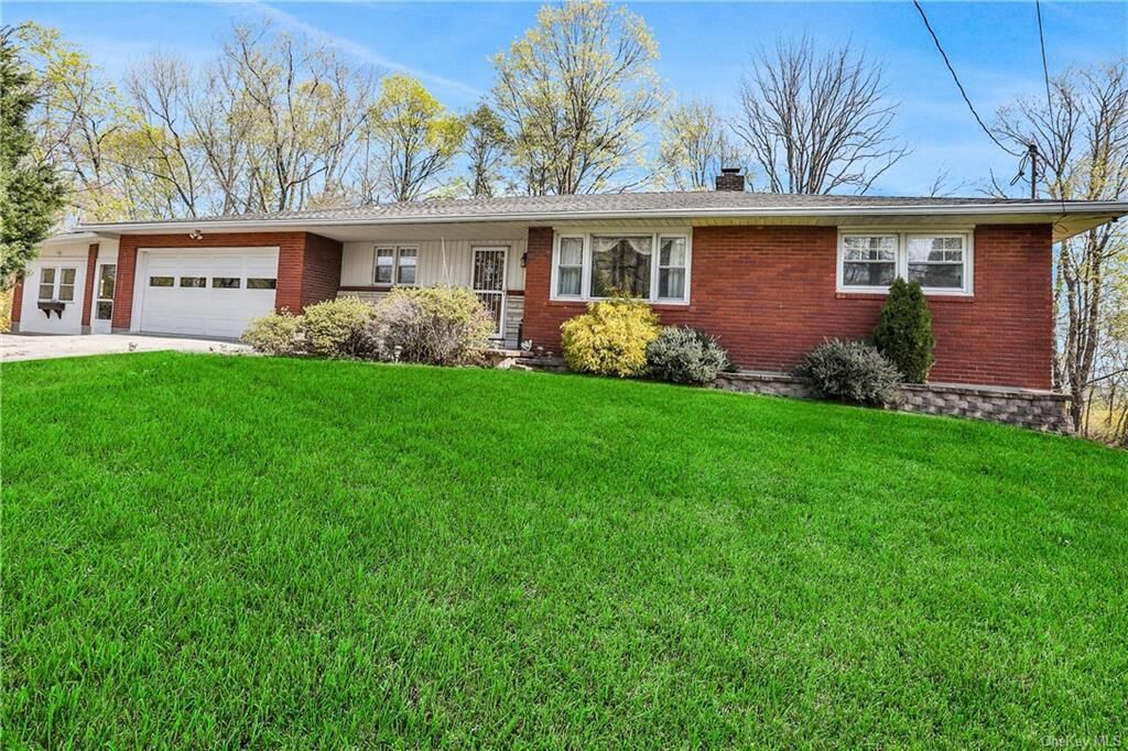 Property Photo:  8 Stonecrest Drive  NY 12553 