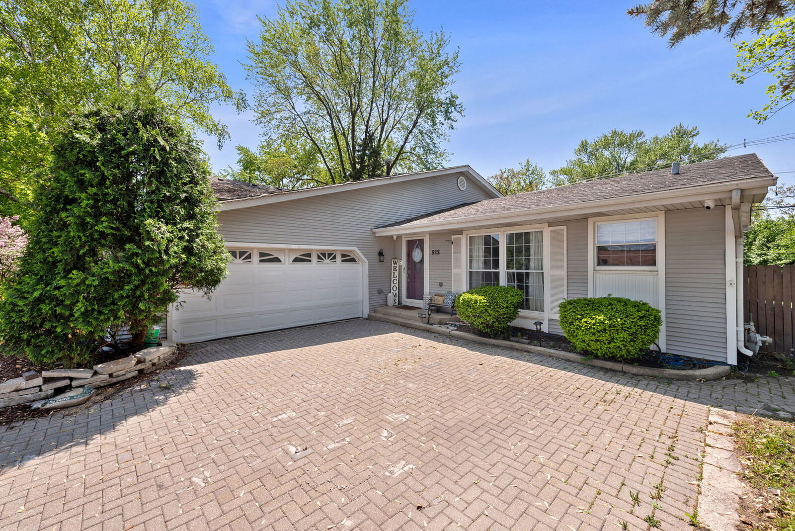 Property Photo:  522 Hiawatha Drive  IL 60188 