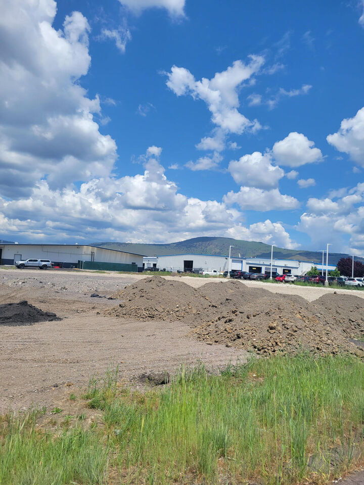 Property Photo:  2960 Maywood Drive  OR 97603 