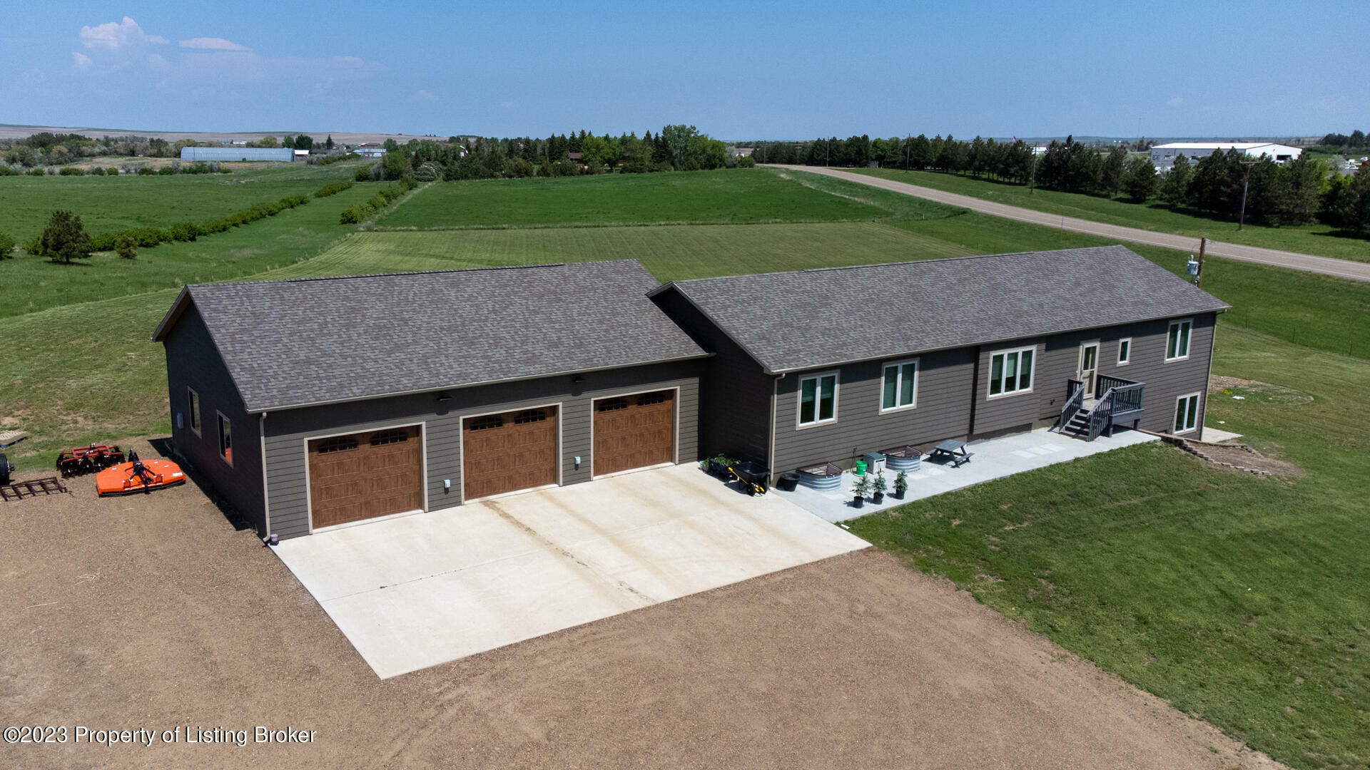 Property Photo:  2651 138 Avenue NW  ND 58831 