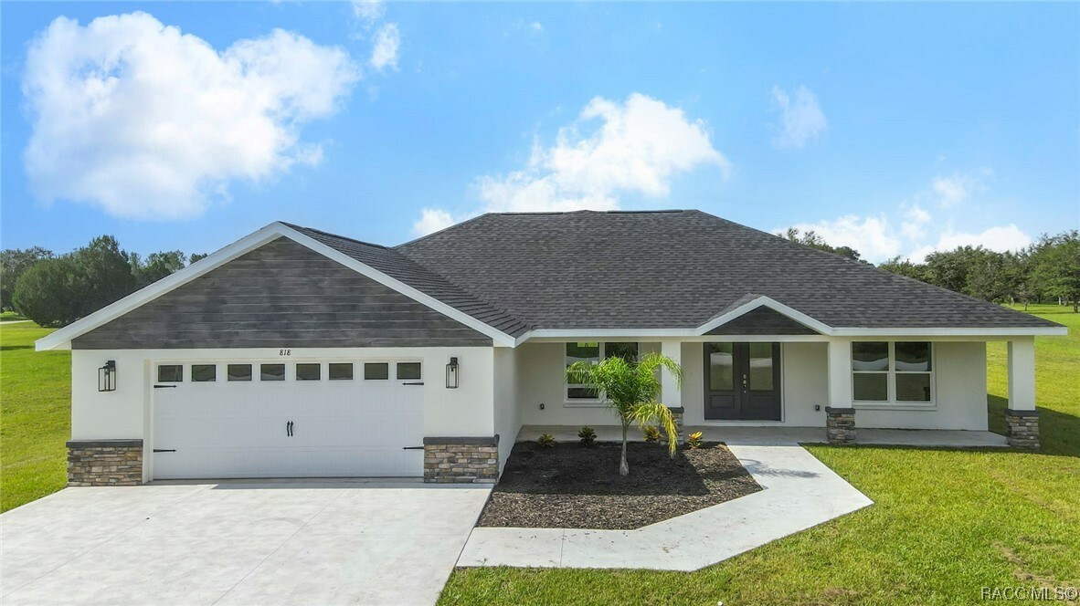 Property Photo:  818 E Connecticut Lane  FL 34442 