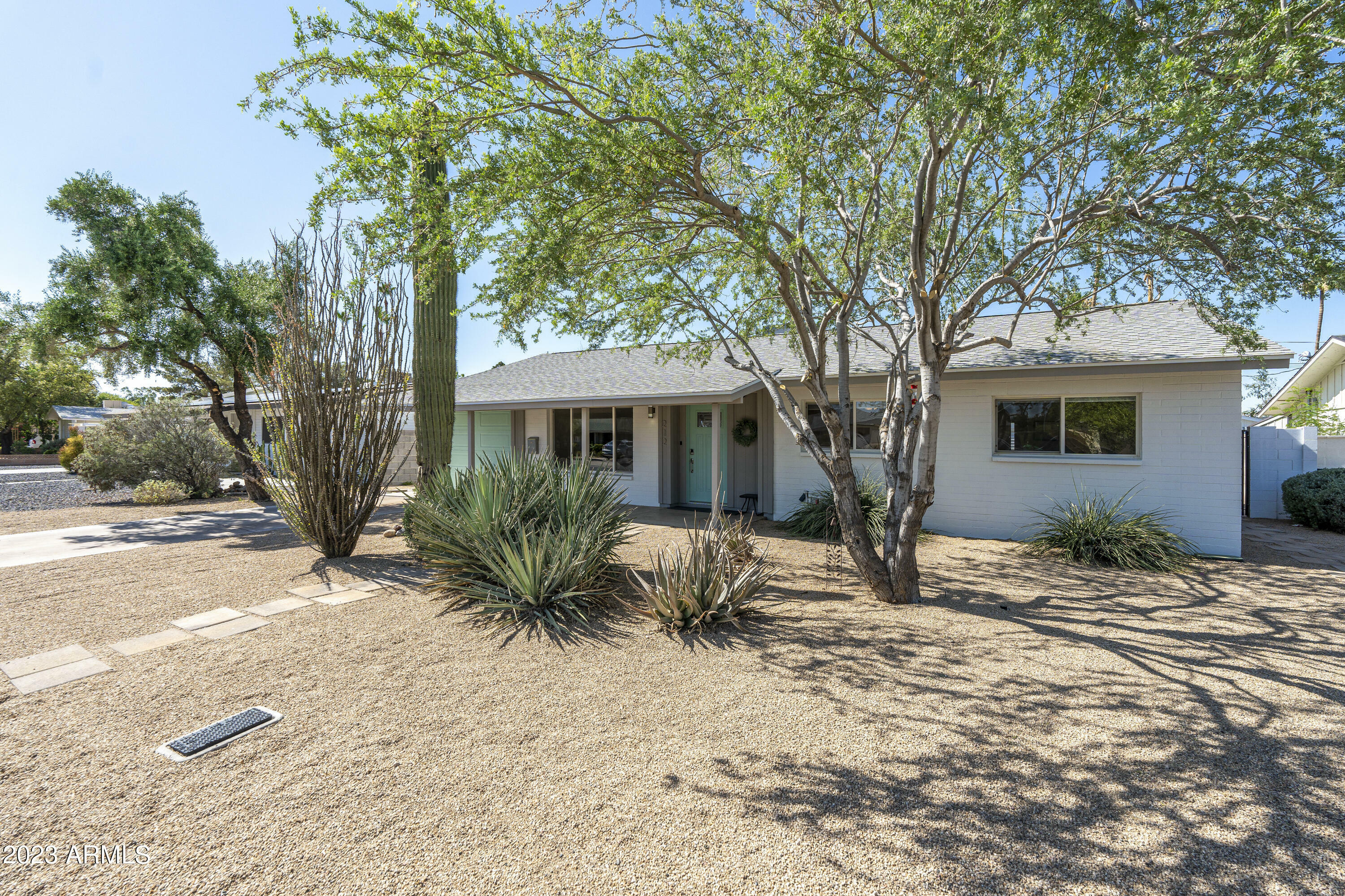 Property Photo:  212 E Hermosa Drive  AZ 85282 