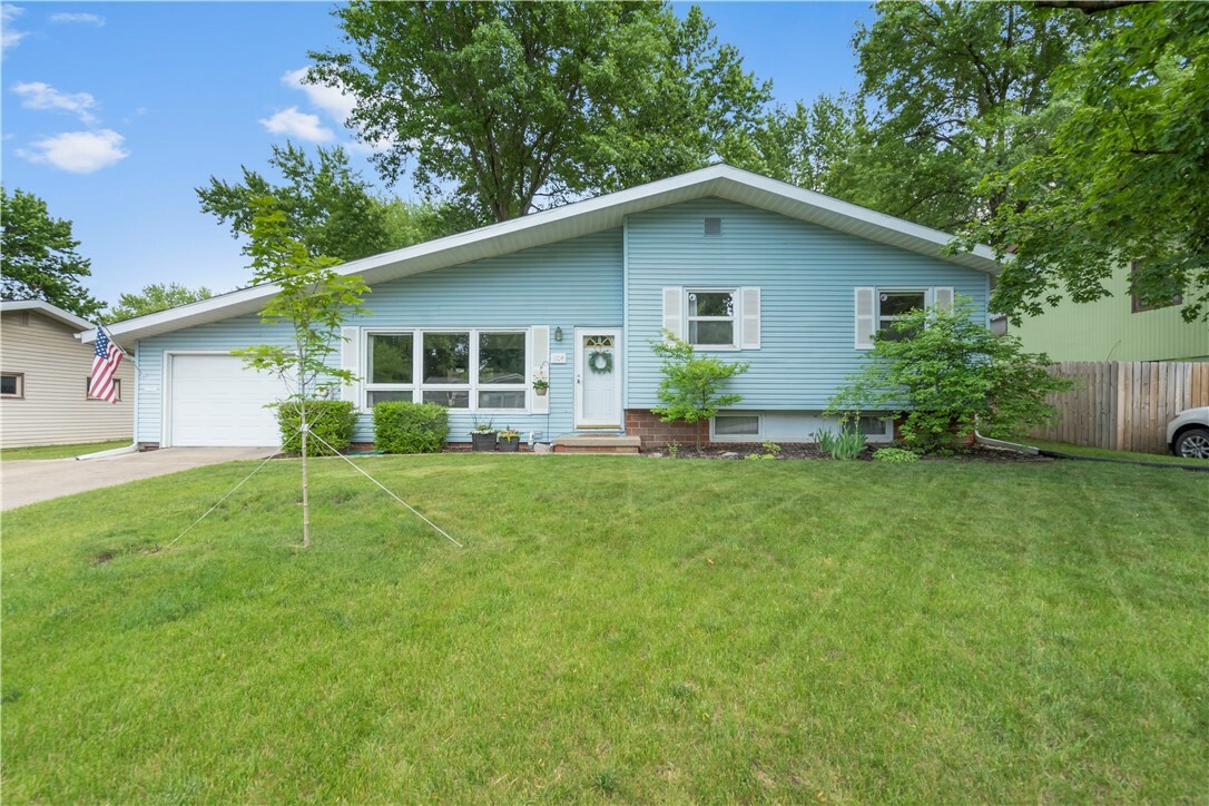 Property Photo:  1104 Hazel Street  IA 50219 