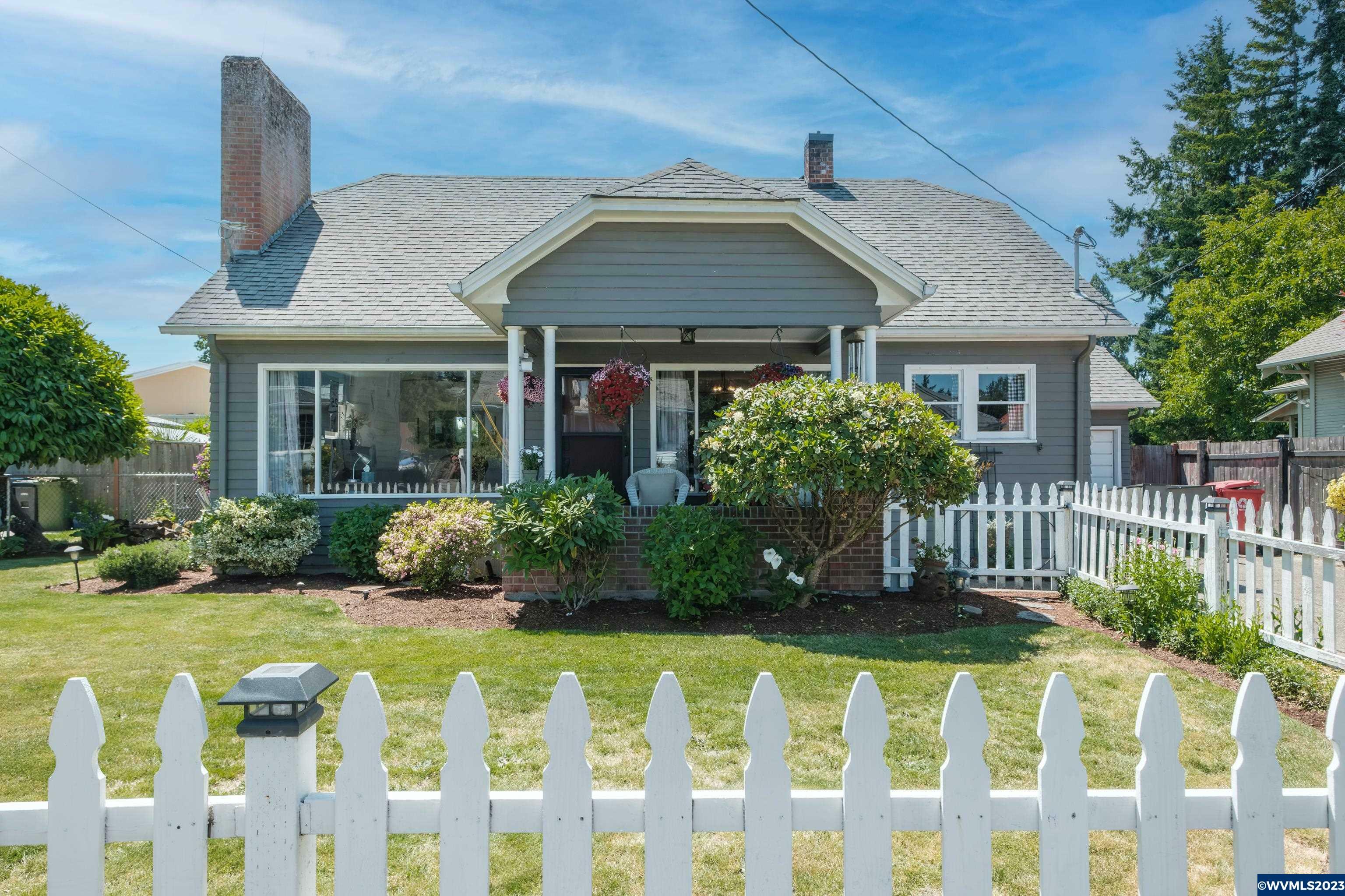 Property Photo: 417 N 2nd St OR 97381