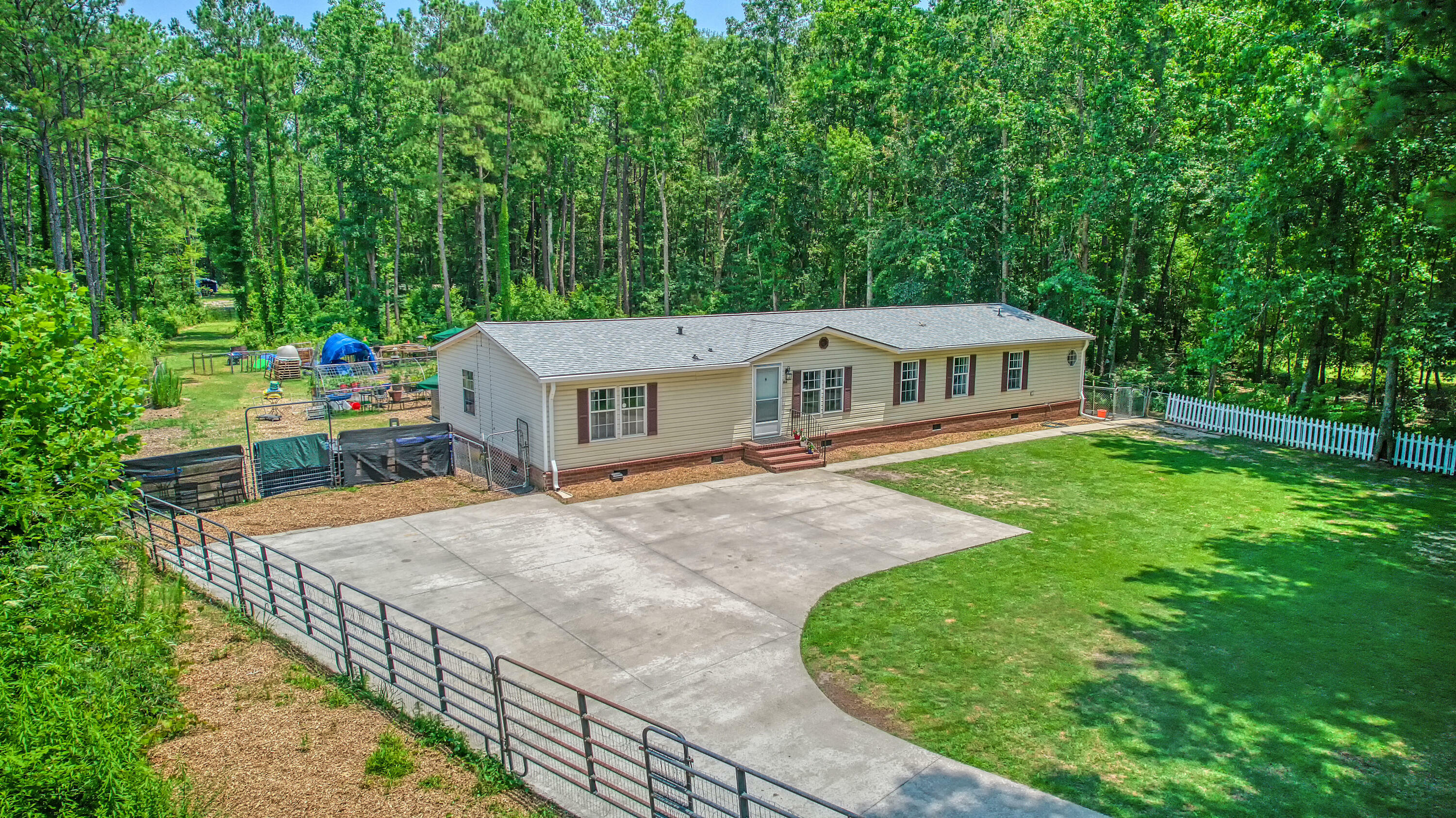 Property Photo: 166 E Pinckney St SC 29485