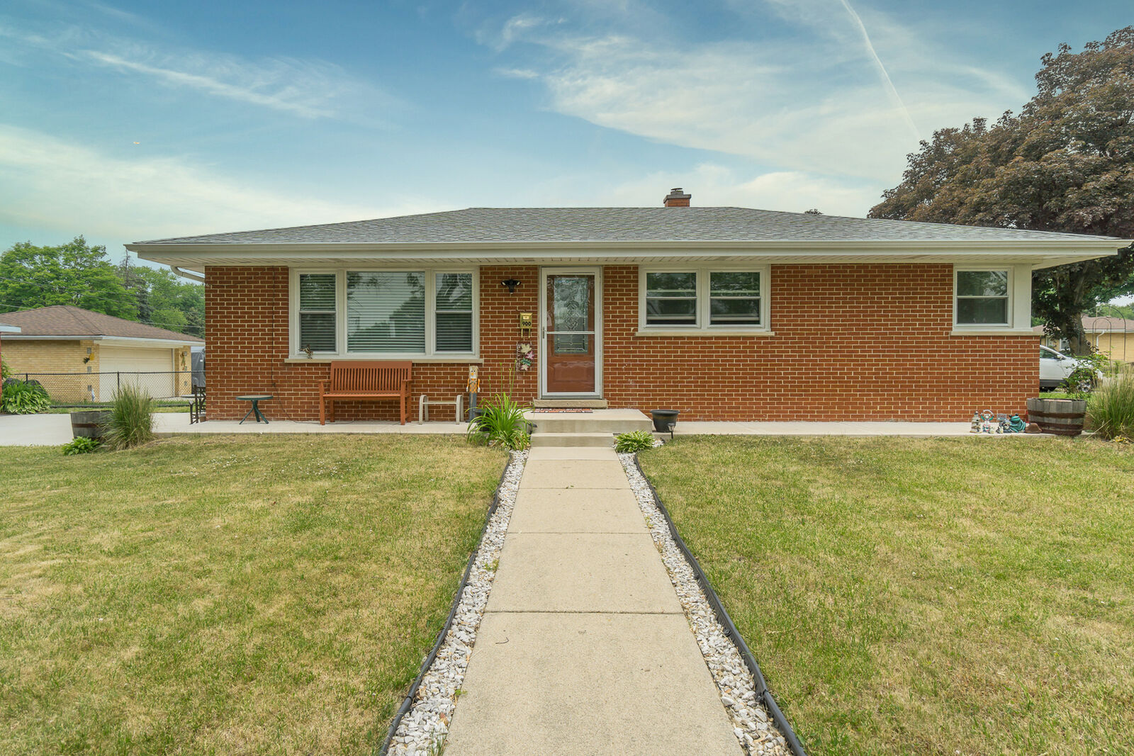 Property Photo:  900 N Grant Street  IL 60101 