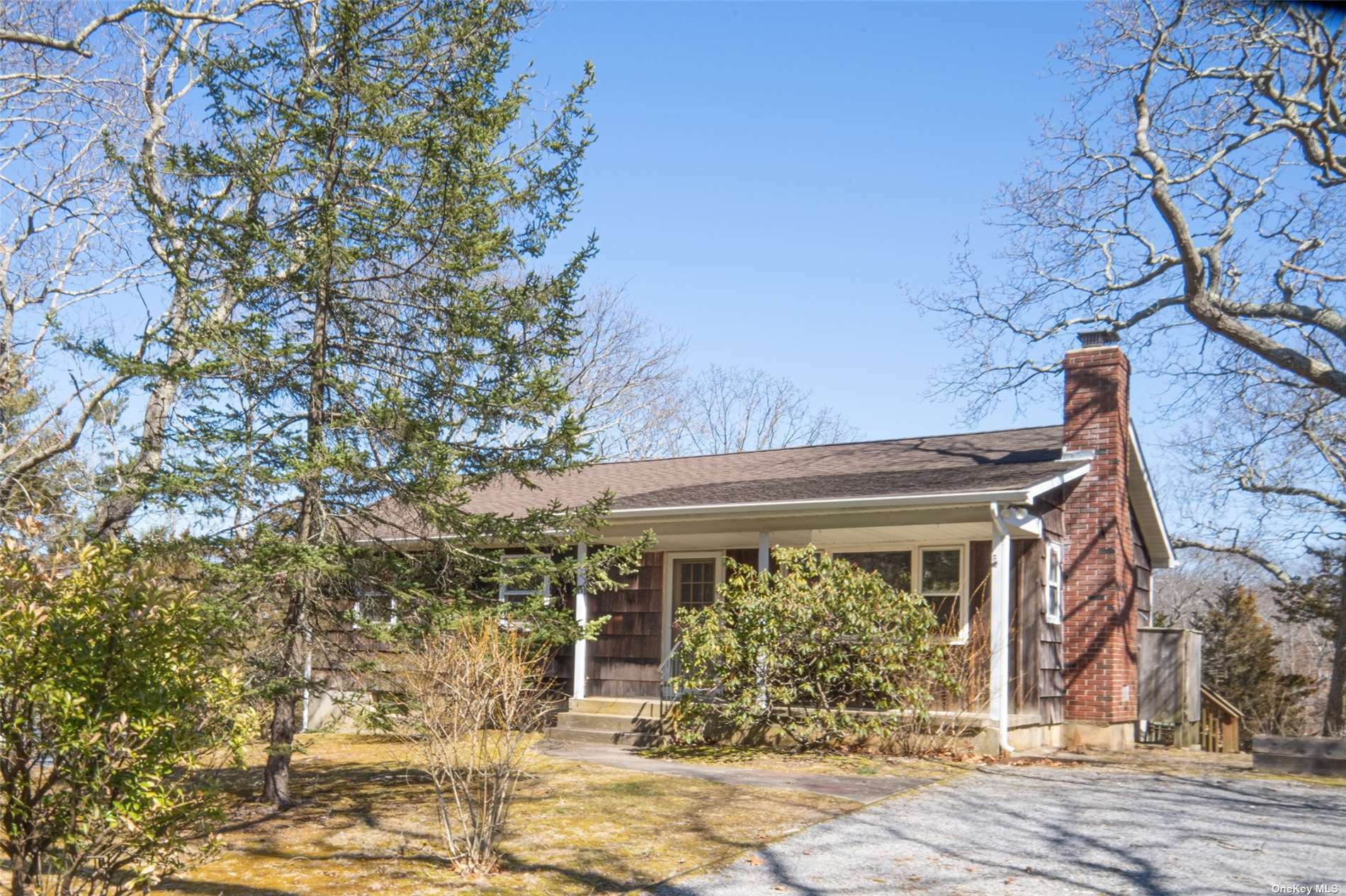 Property Photo:  1810 N Oakwood Road  NY 11948 