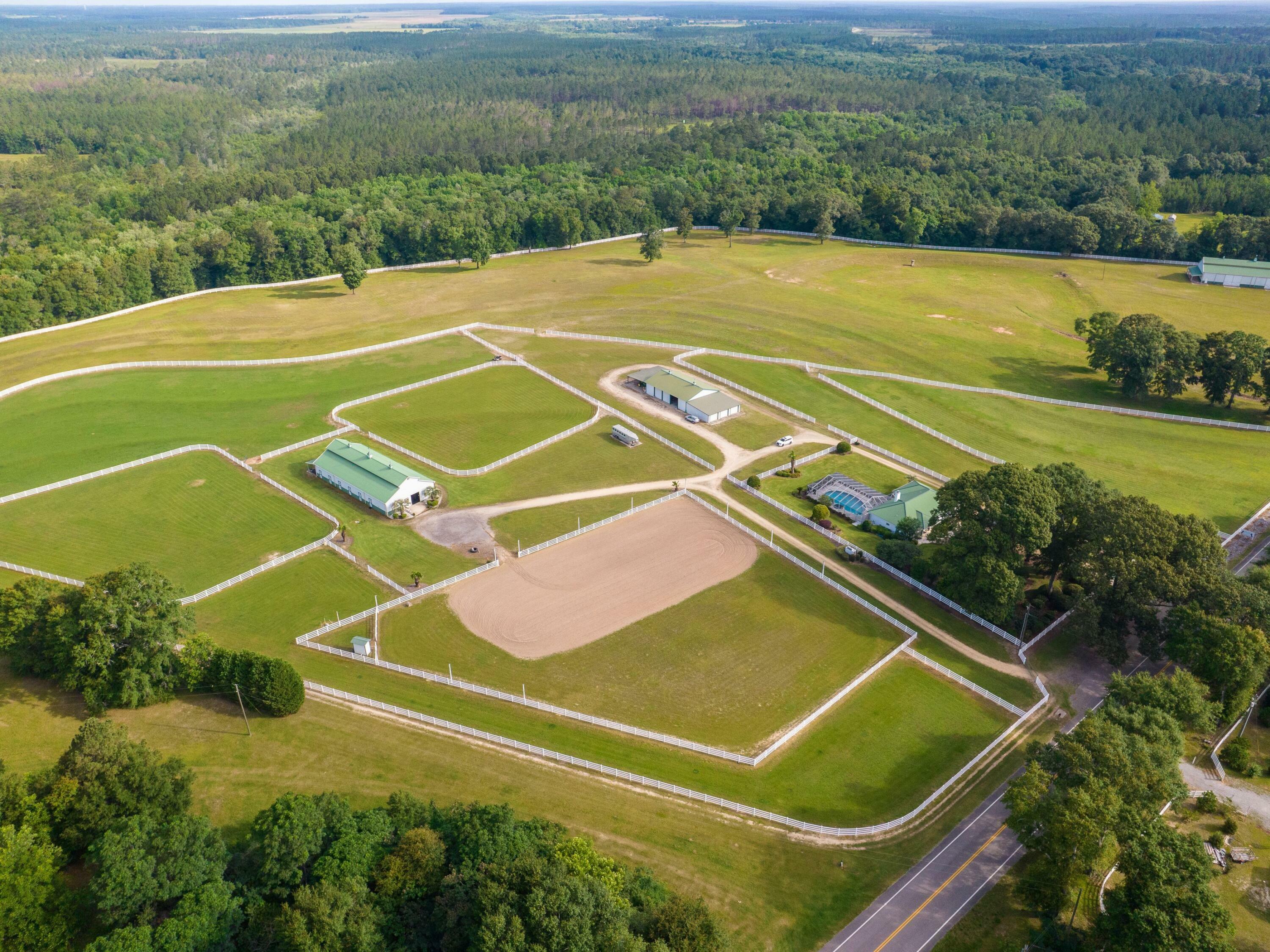 Property Photo: 5676 W State Highway 2 FL 32433